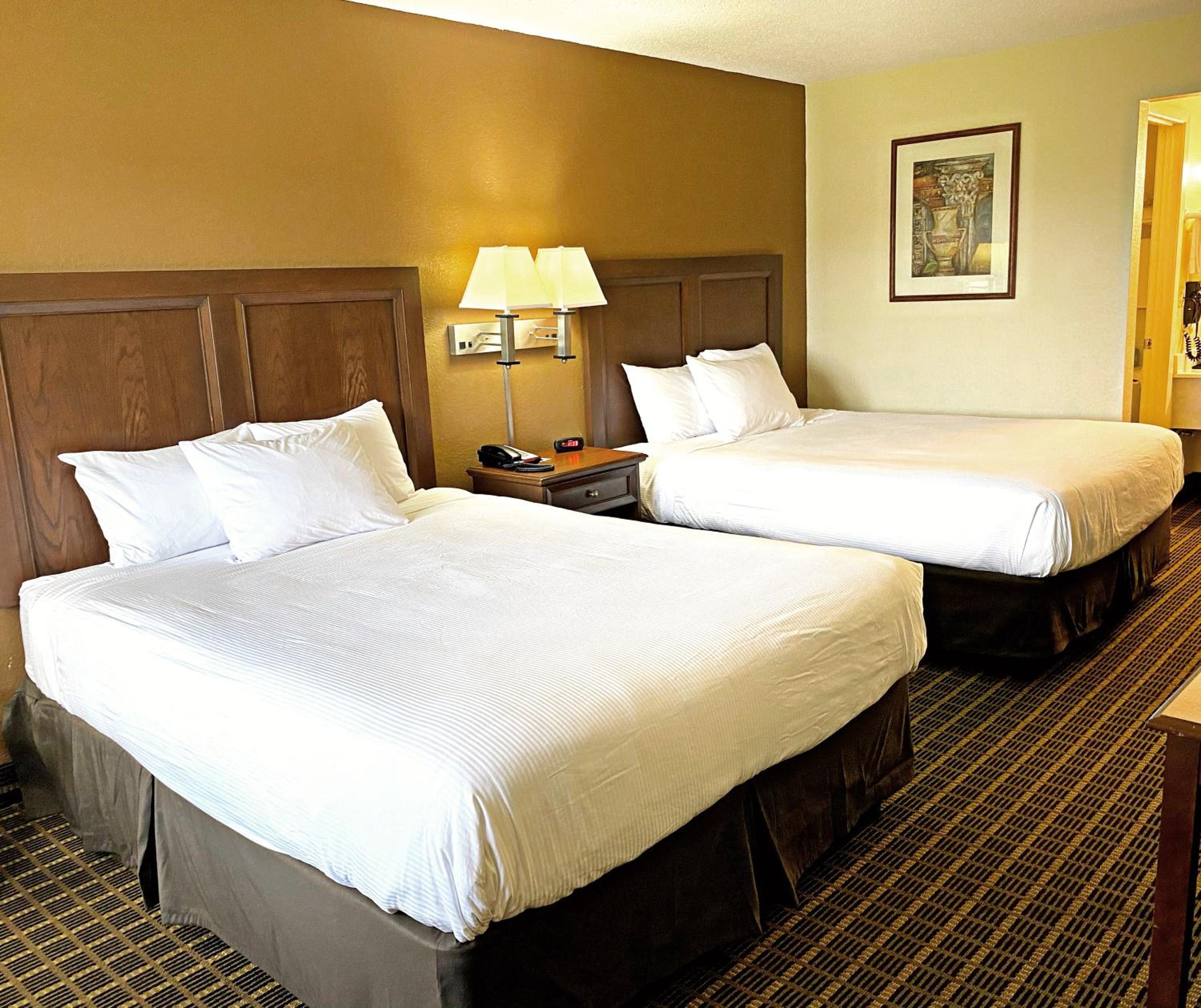 Queen Room with Two Queen Beds - Non-Smoking - Photo 1