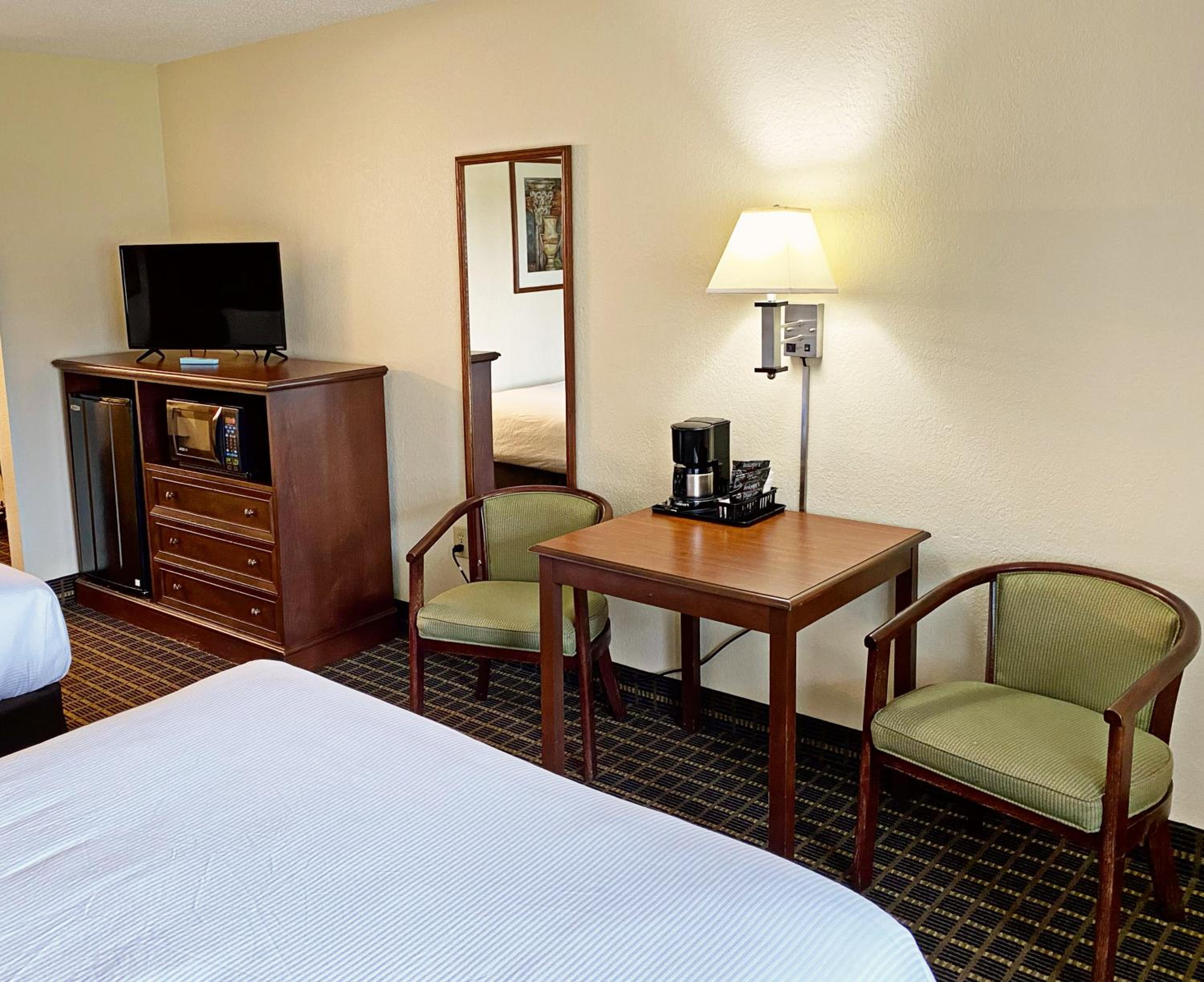 Queen Room with Two Queen Beds - Non-Smoking - Photo 4