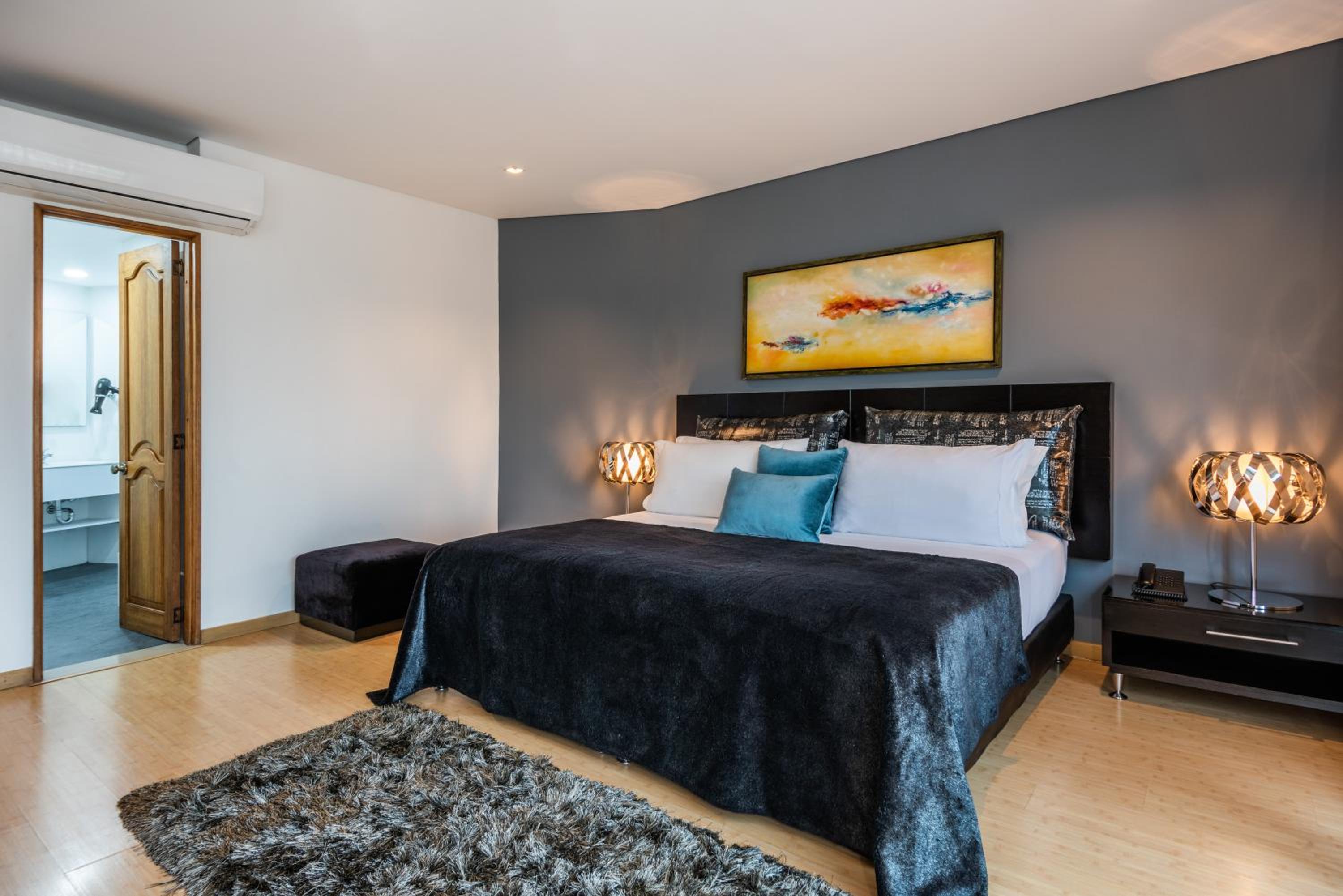 Suite with Balcony - Photo 4