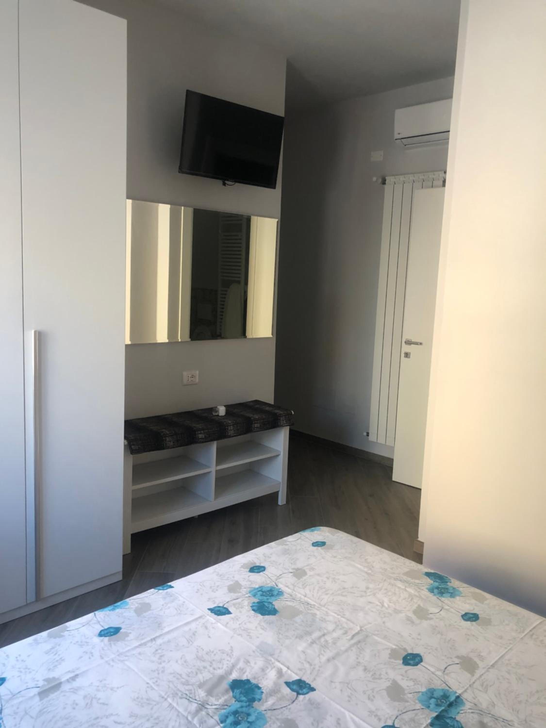 Double Room with Private Bathroom - Photo 15