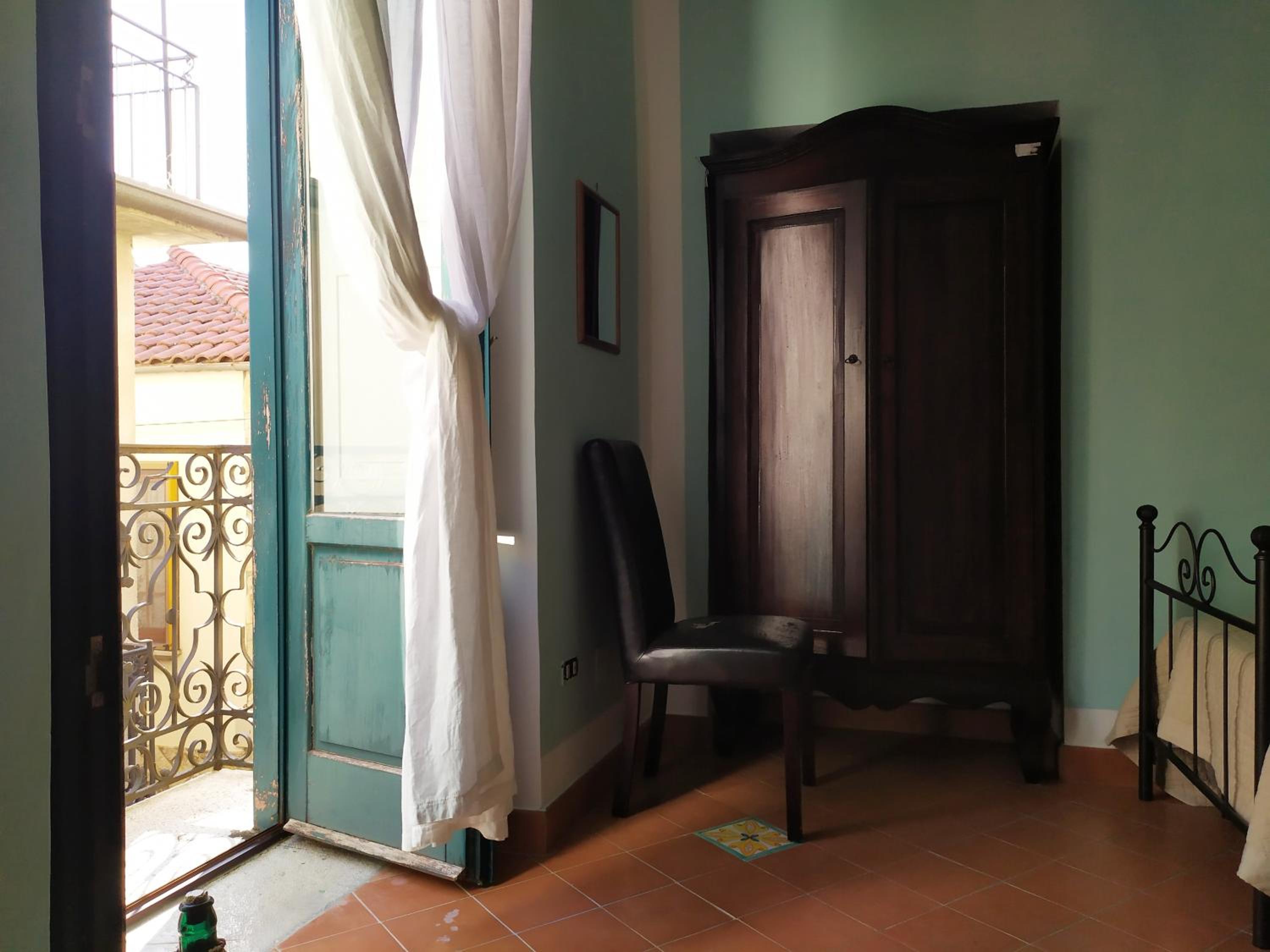 Large Twin Room - Photo 1