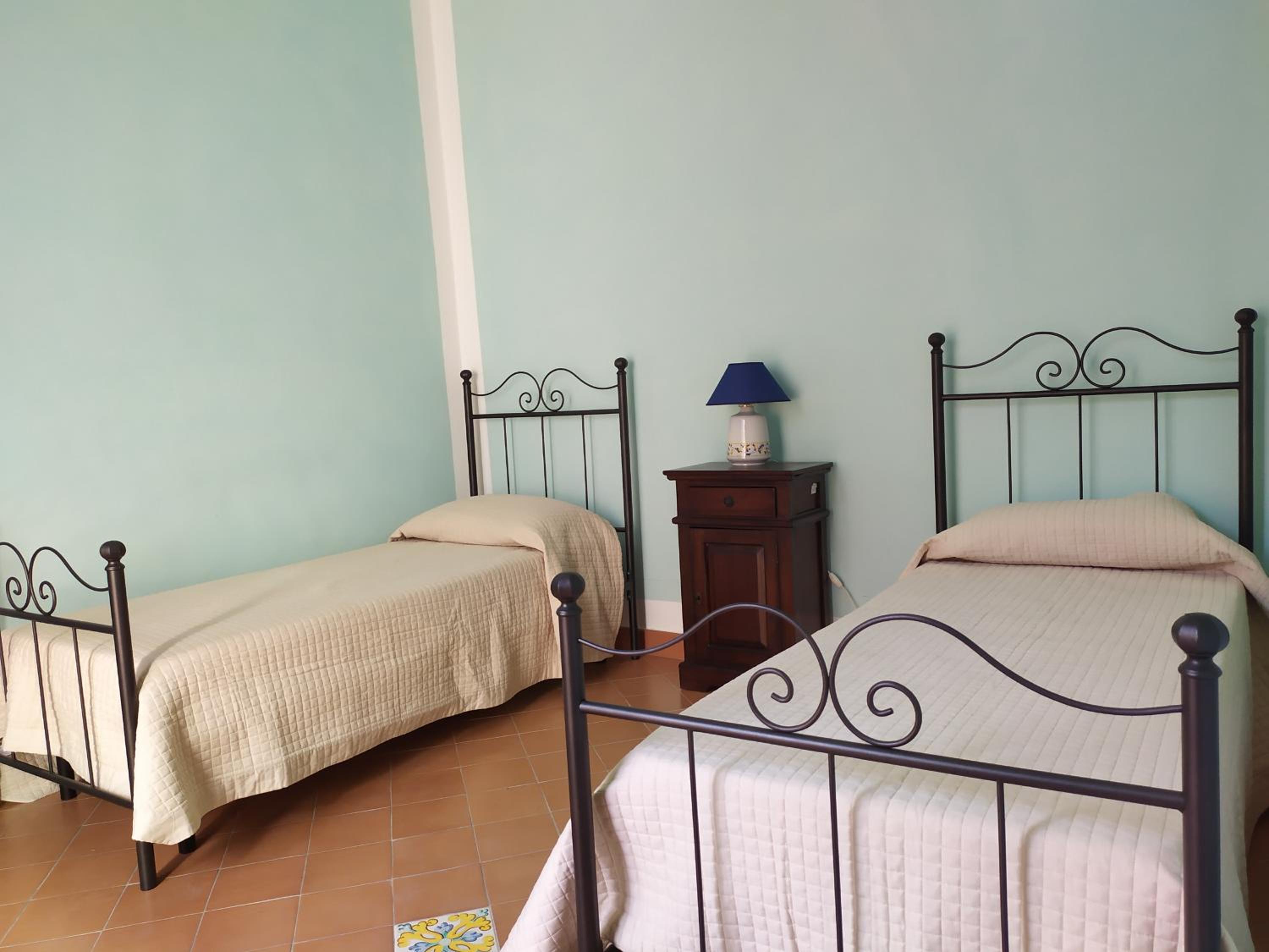 Large Twin Room - Photo 2