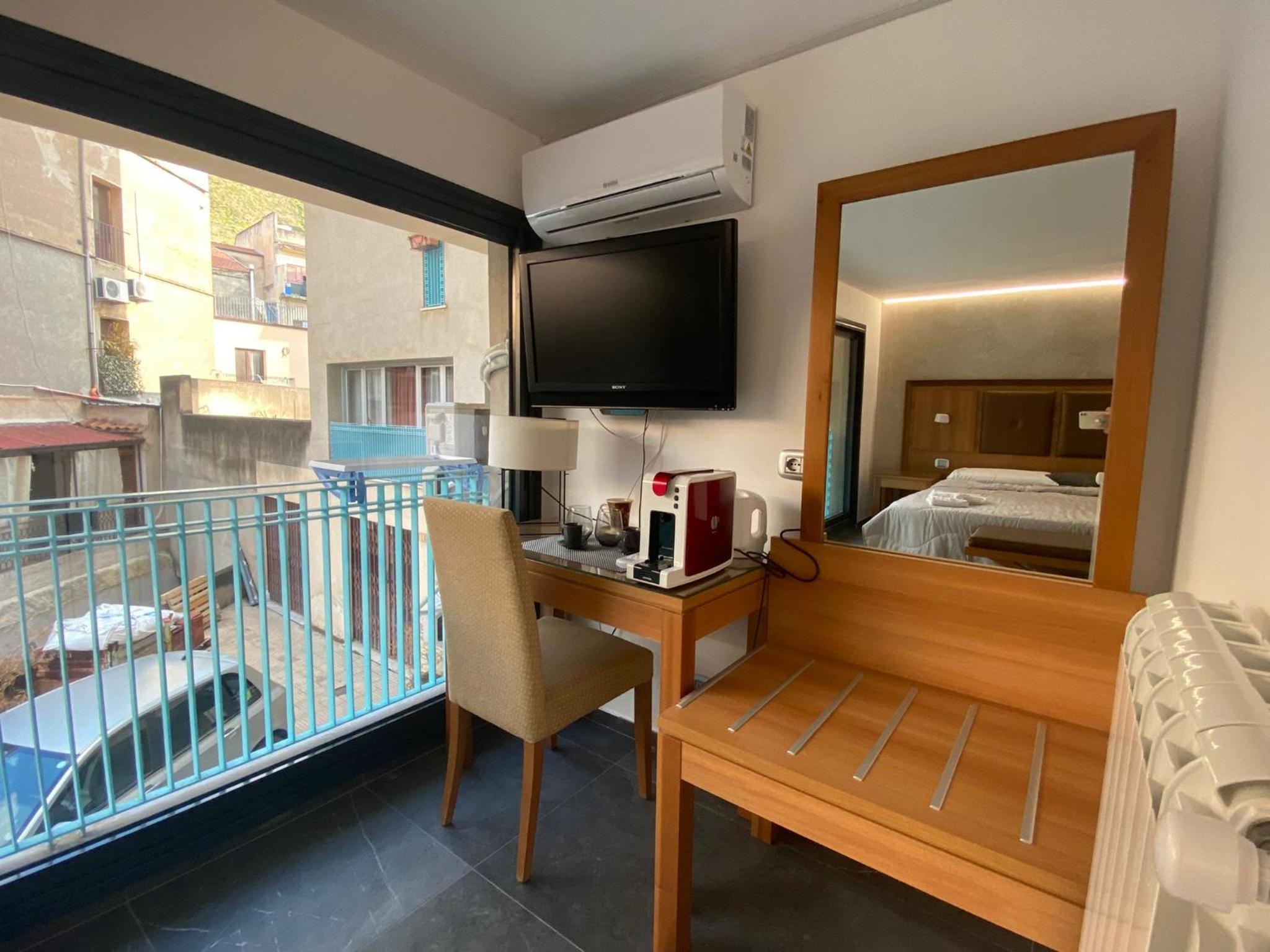 Deluxe Double Room - Photo 12