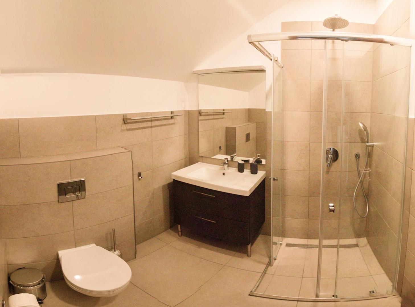 Double Room with Private Bathroom - Photo 12
