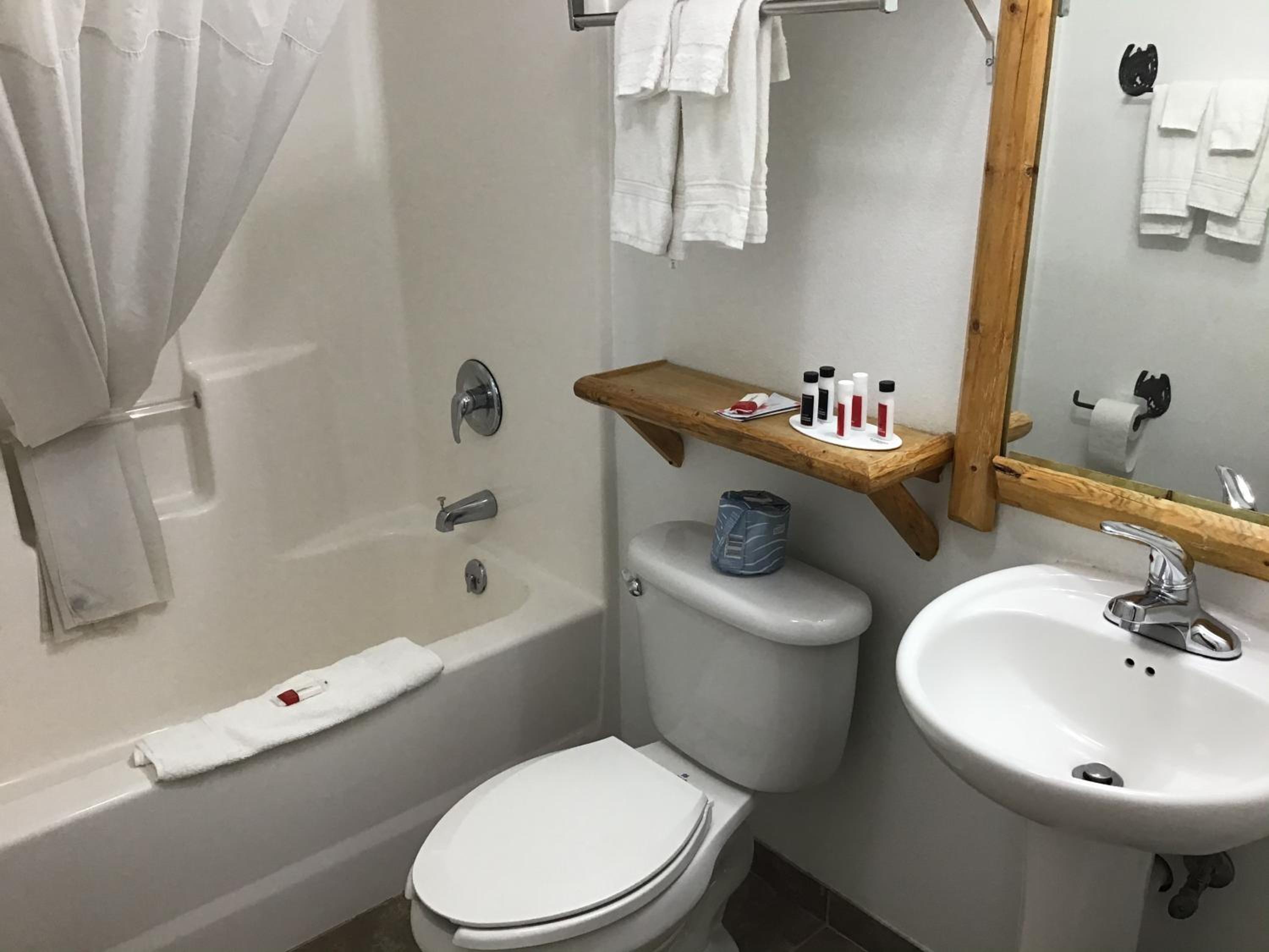 Queen Room - Non-Smoking - Photo 3