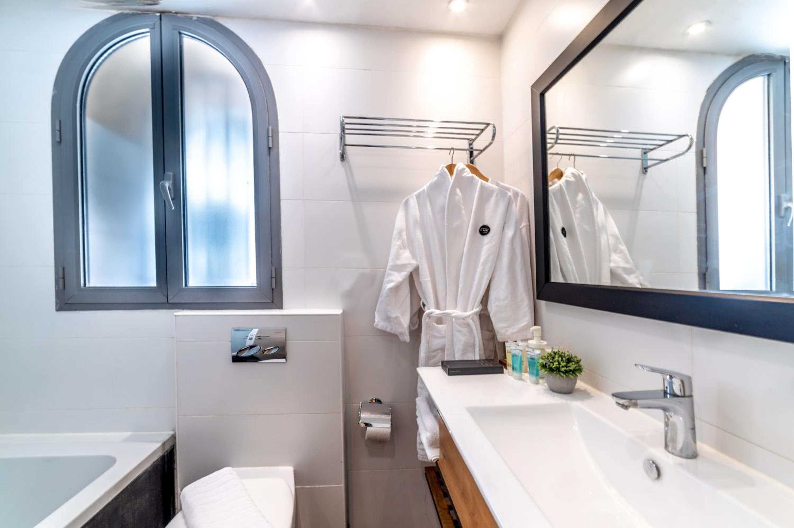 Classic Double or Twin Room - Photo 17