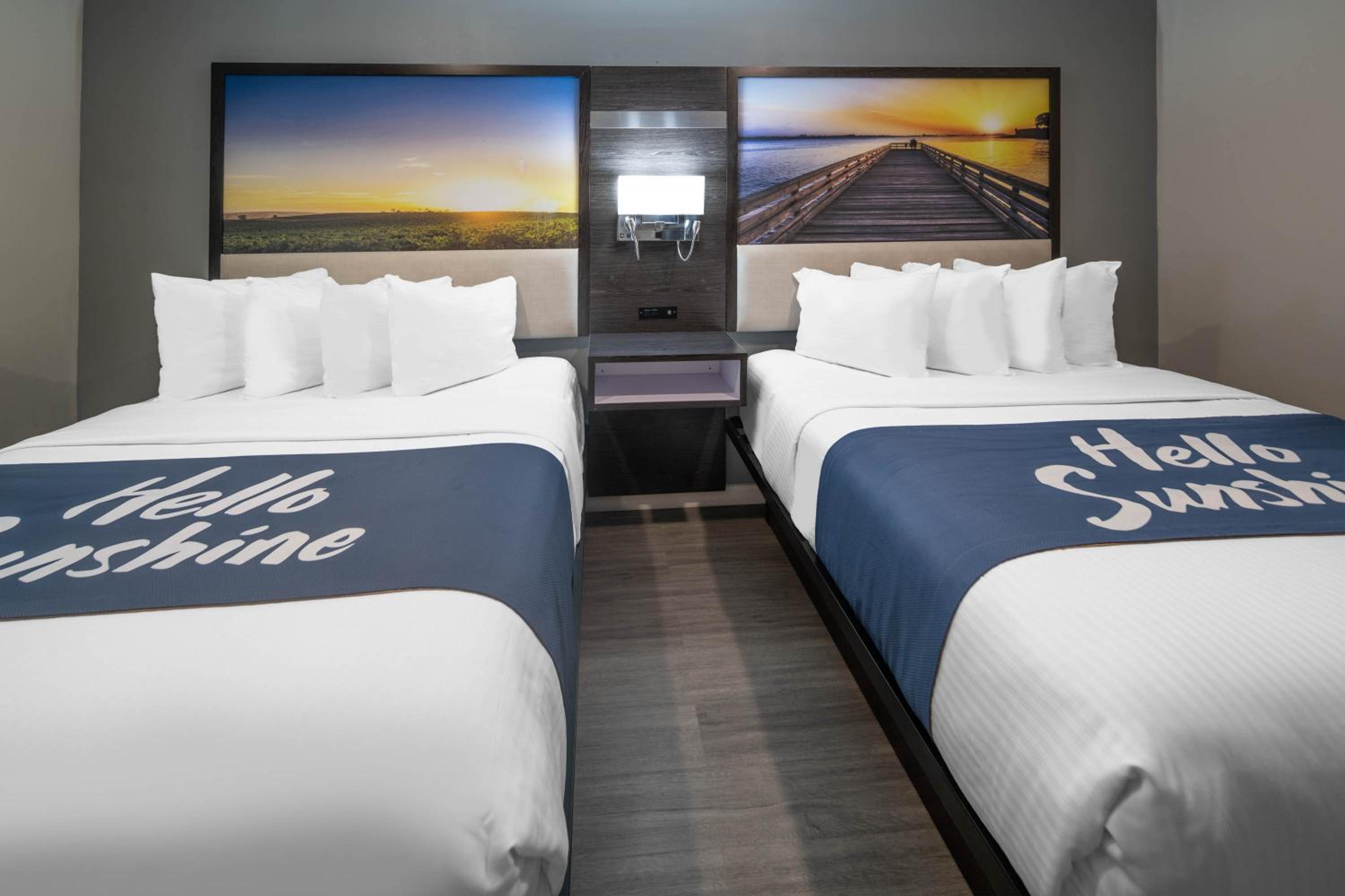 Queen Room with Two Queen Beds - Non-Smoking photo 1