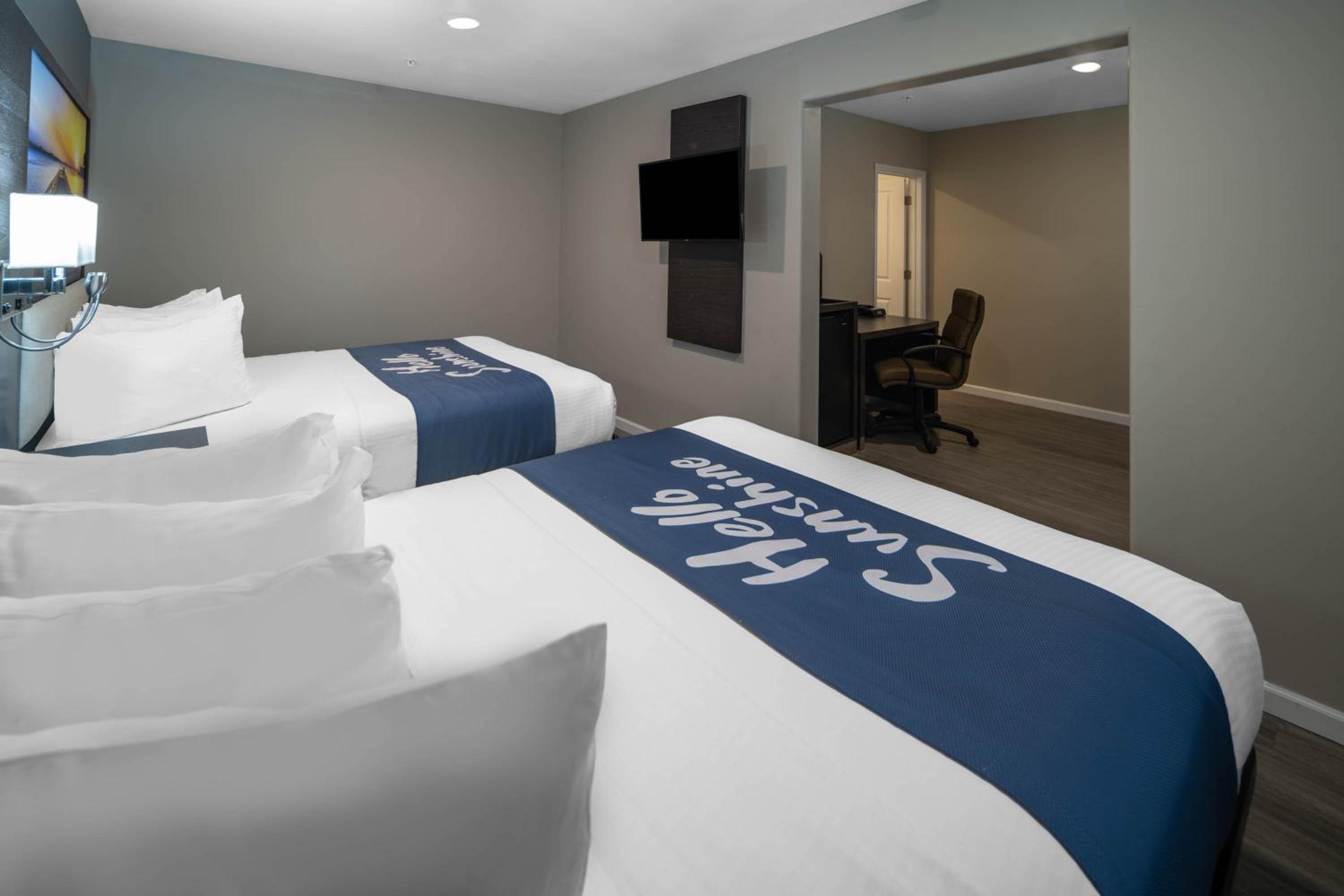Queen Room with Two Queen Beds - Non-Smoking photo 3