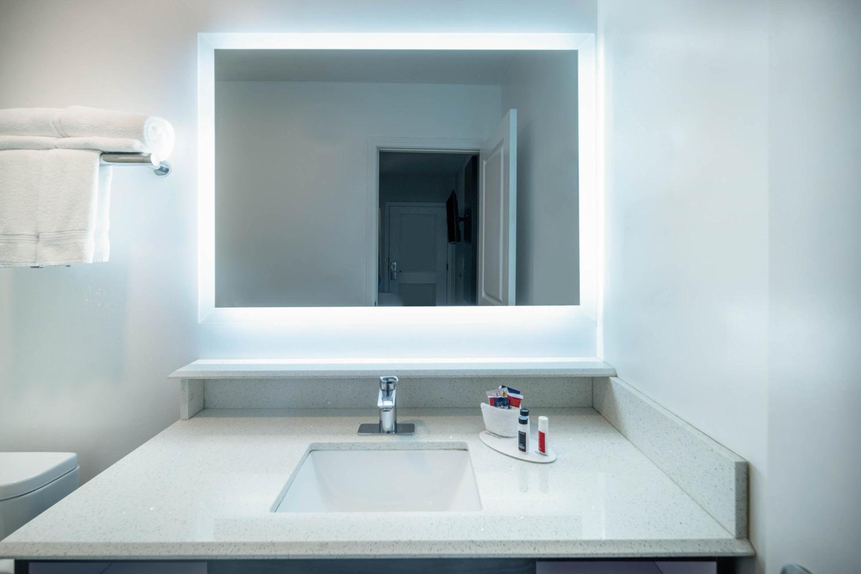 1 Queen Bed, Mobility/Hearing Impaired Accessible Studio Suite, Non-Smoking photo 2