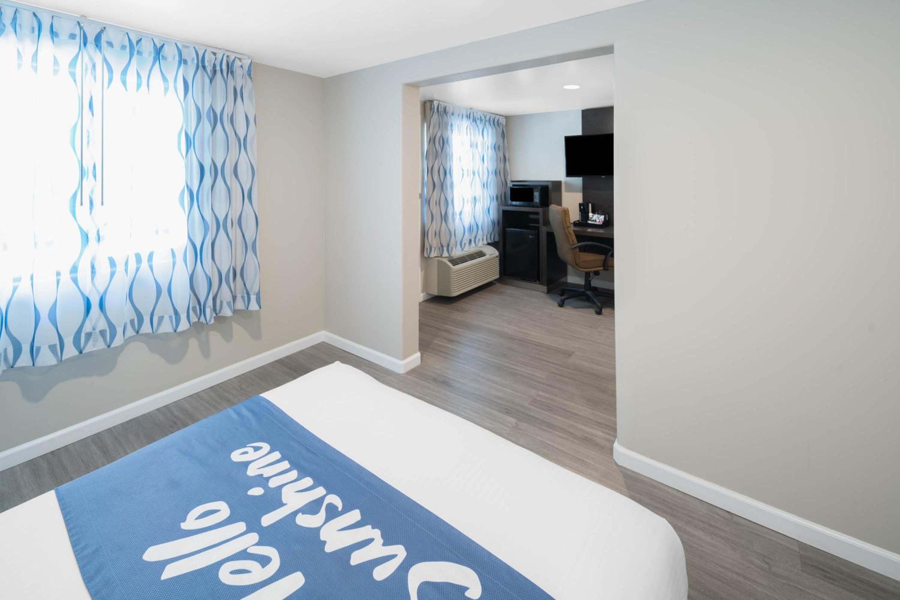 1 Queen Bed, Mobility/Hearing Impaired Accessible Studio Suite, Non-Smoking photo 1