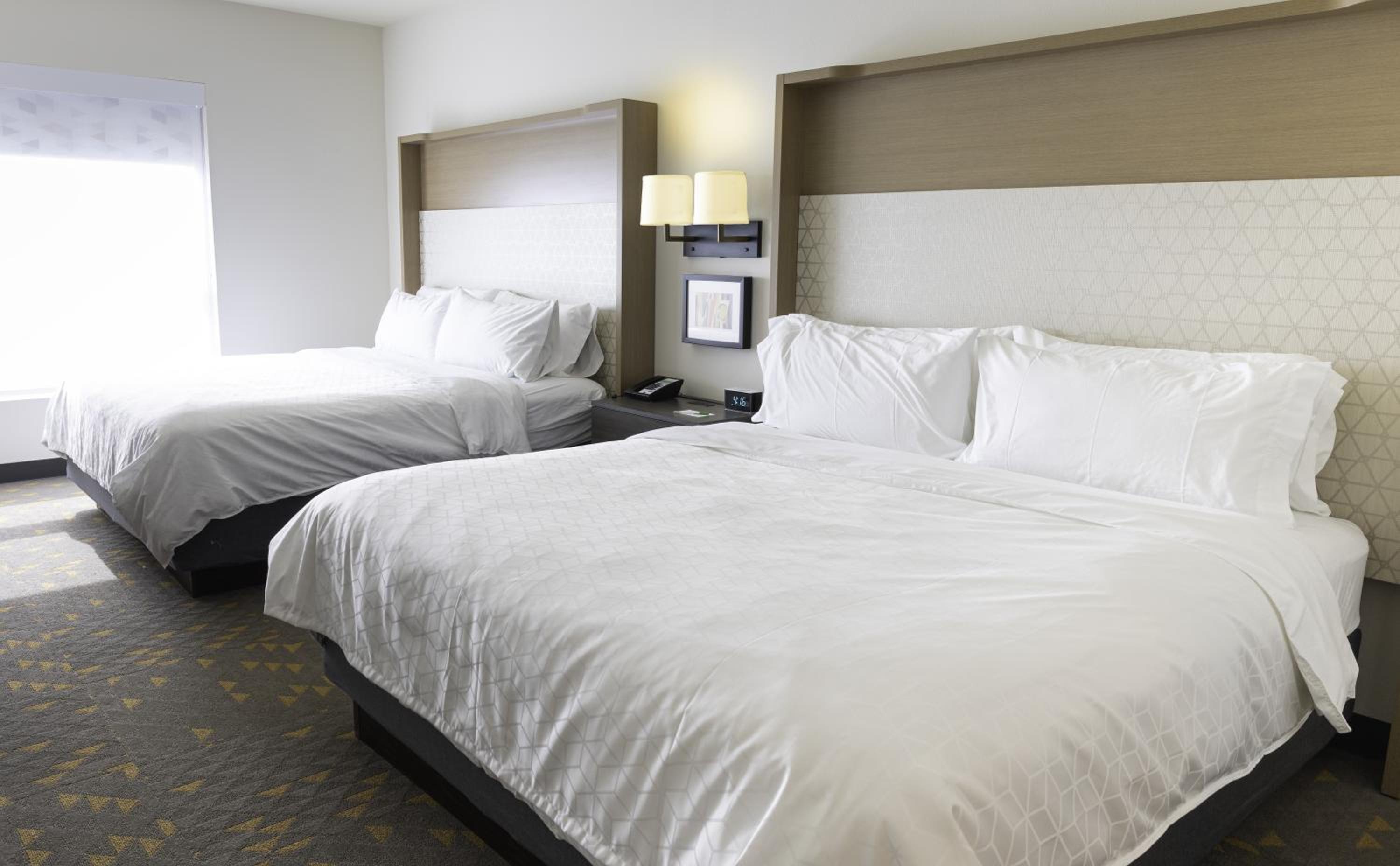 Standard King Room with Two King Beds - Photo 4