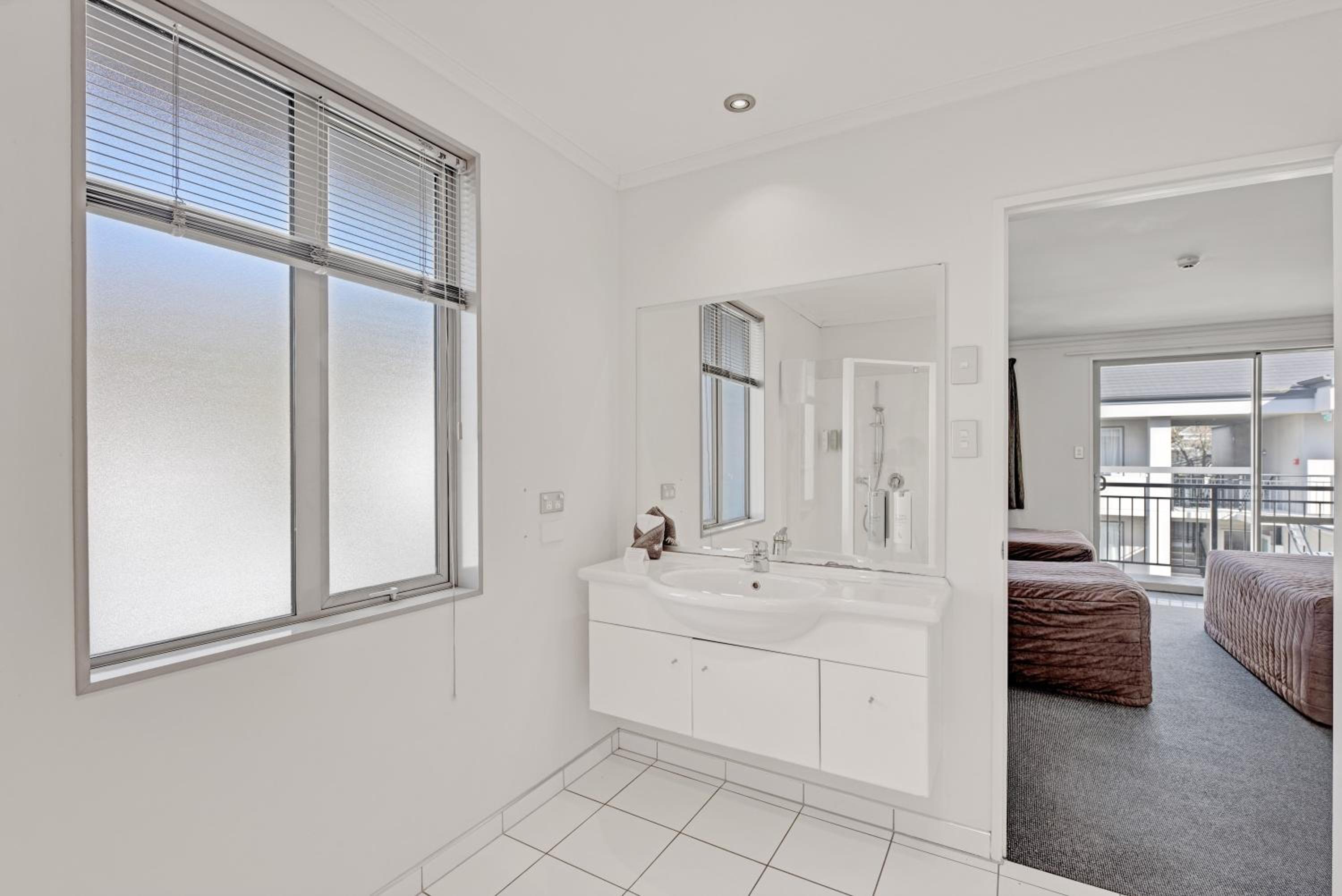 Deluxe Four-Bedroom Apartment - Photo 3