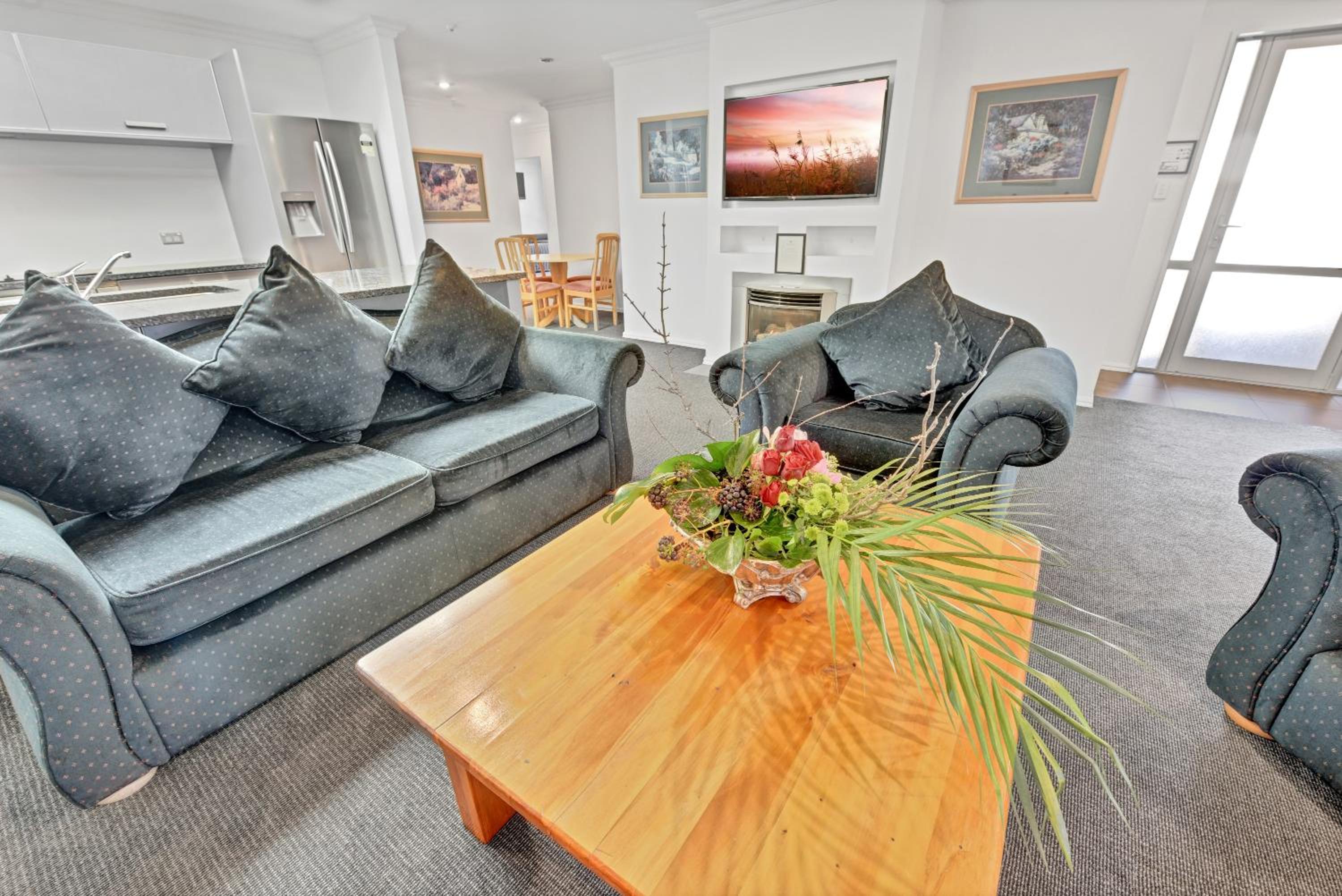 Deluxe Four-Bedroom Apartment - Photo 16