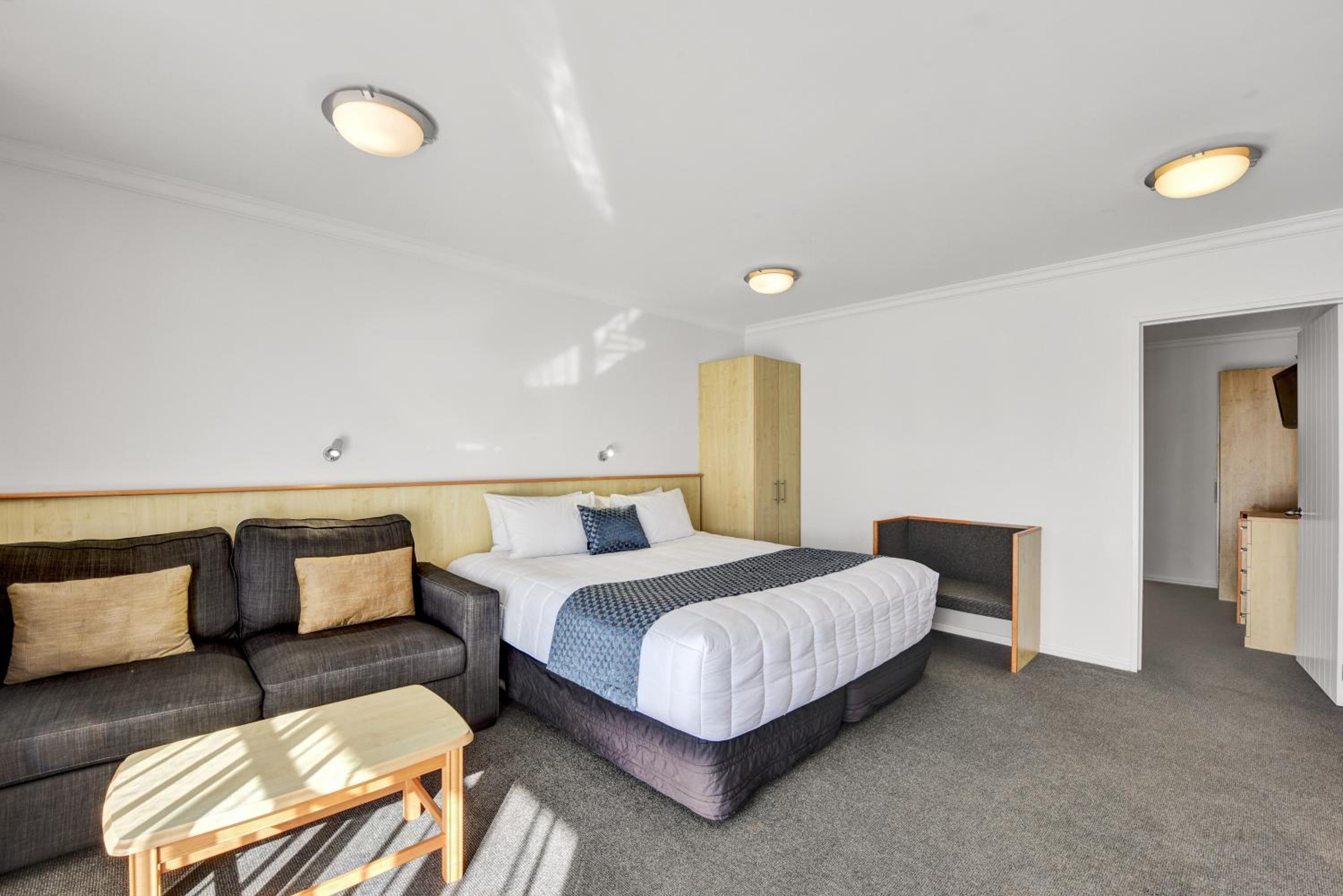One-Bedroom Apartment - Photo 2