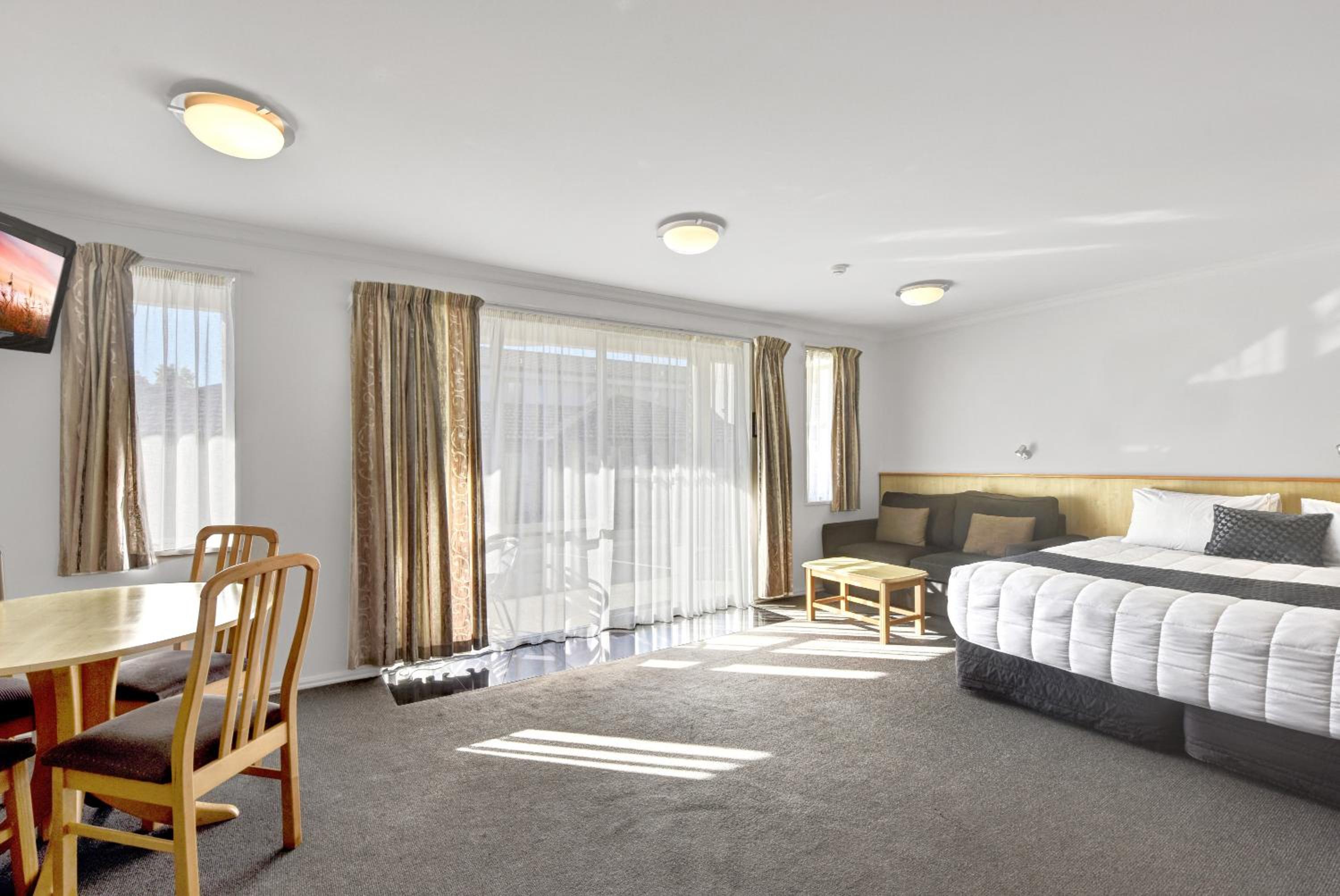 One-Bedroom Apartment - Photo 6