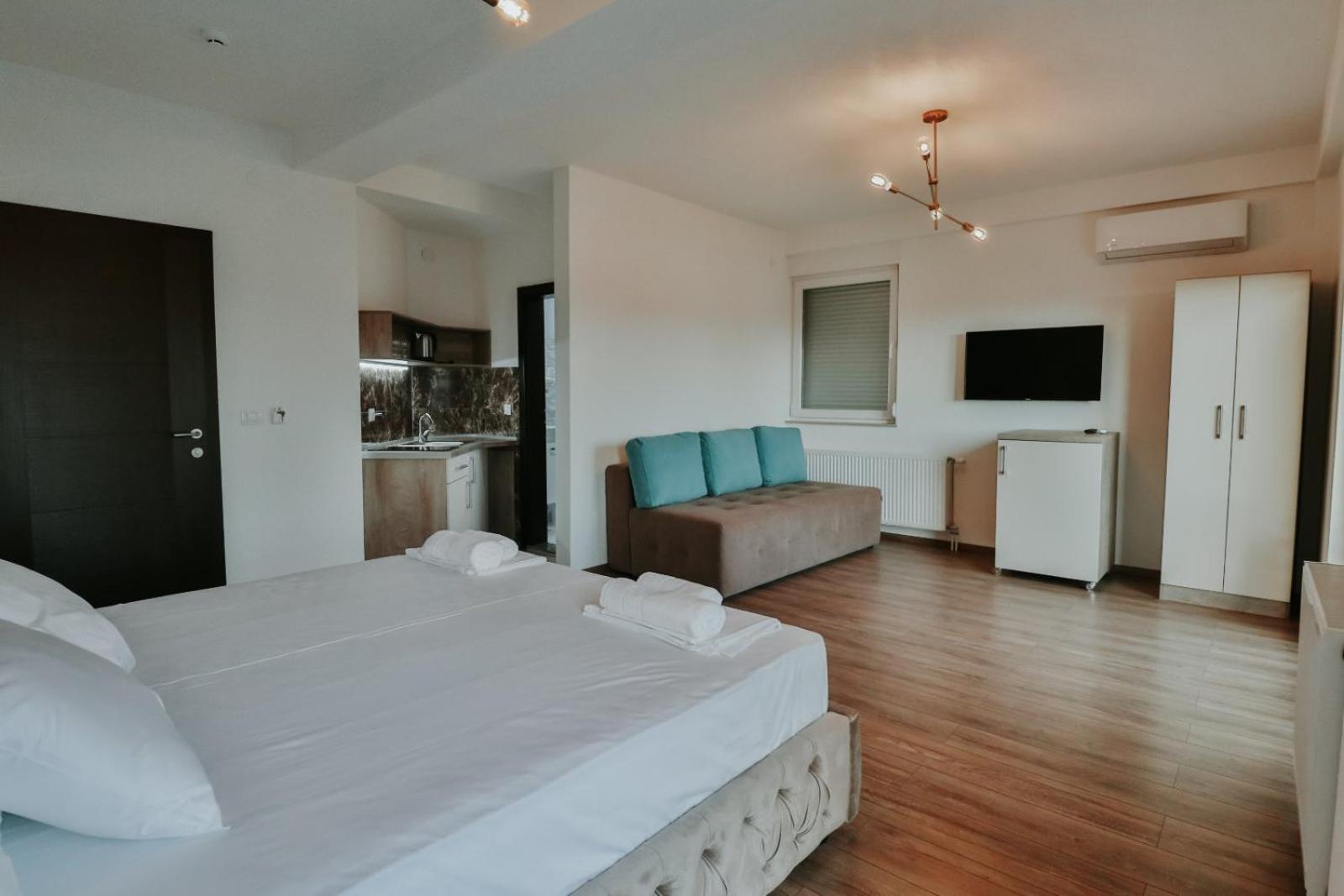 Apartment with Lake View