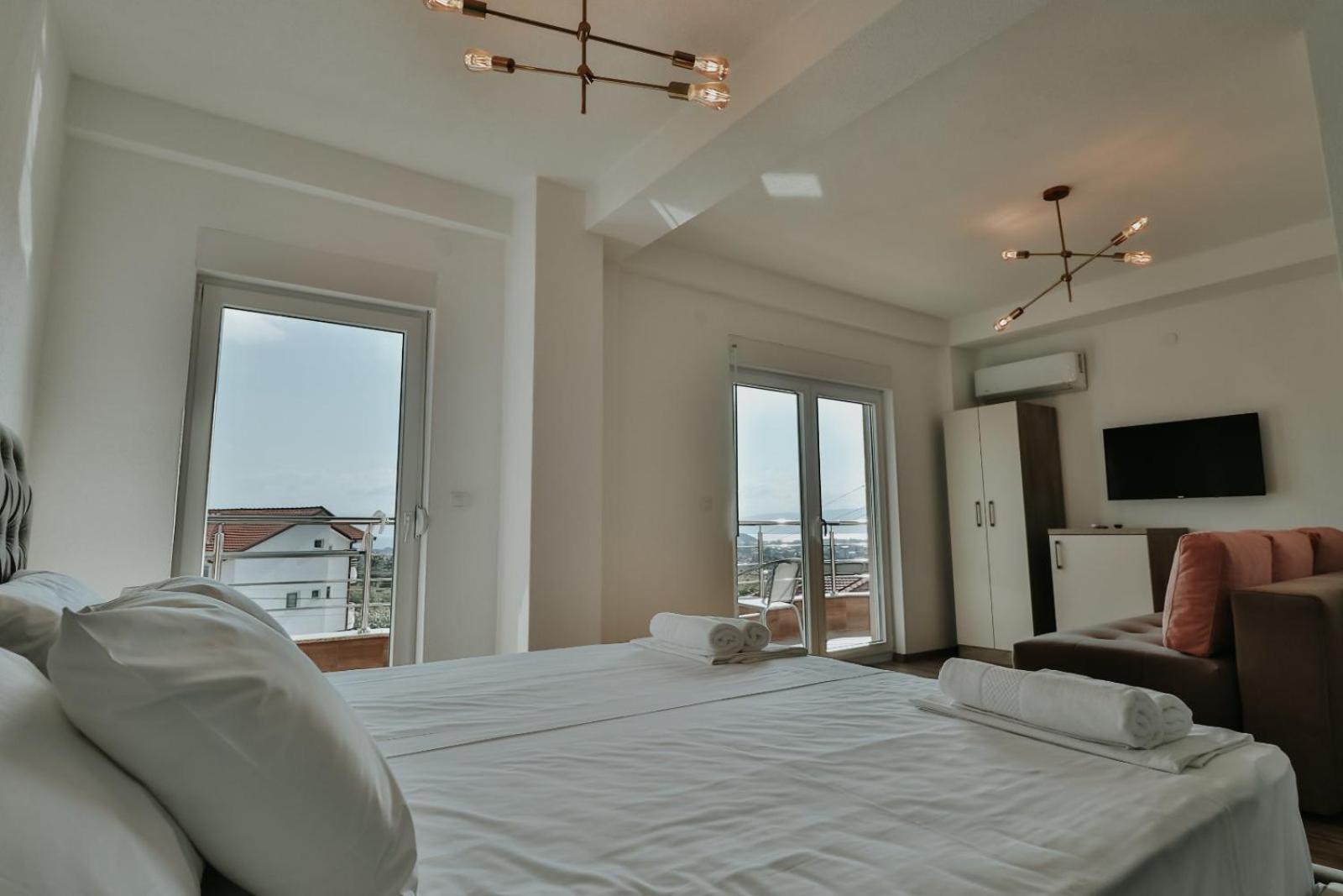 Apartment with Lake View