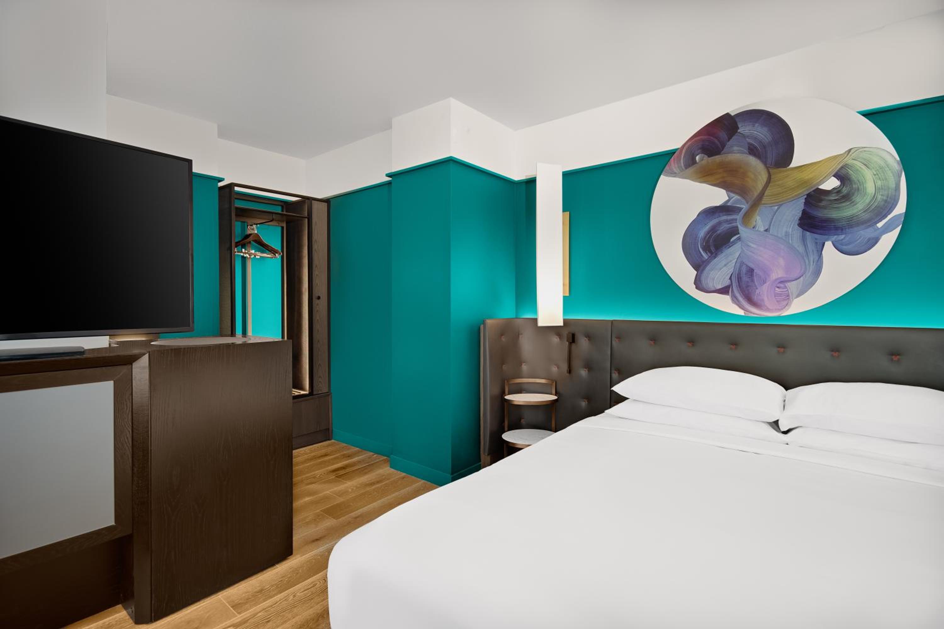 King Room with City View thumbnail 5