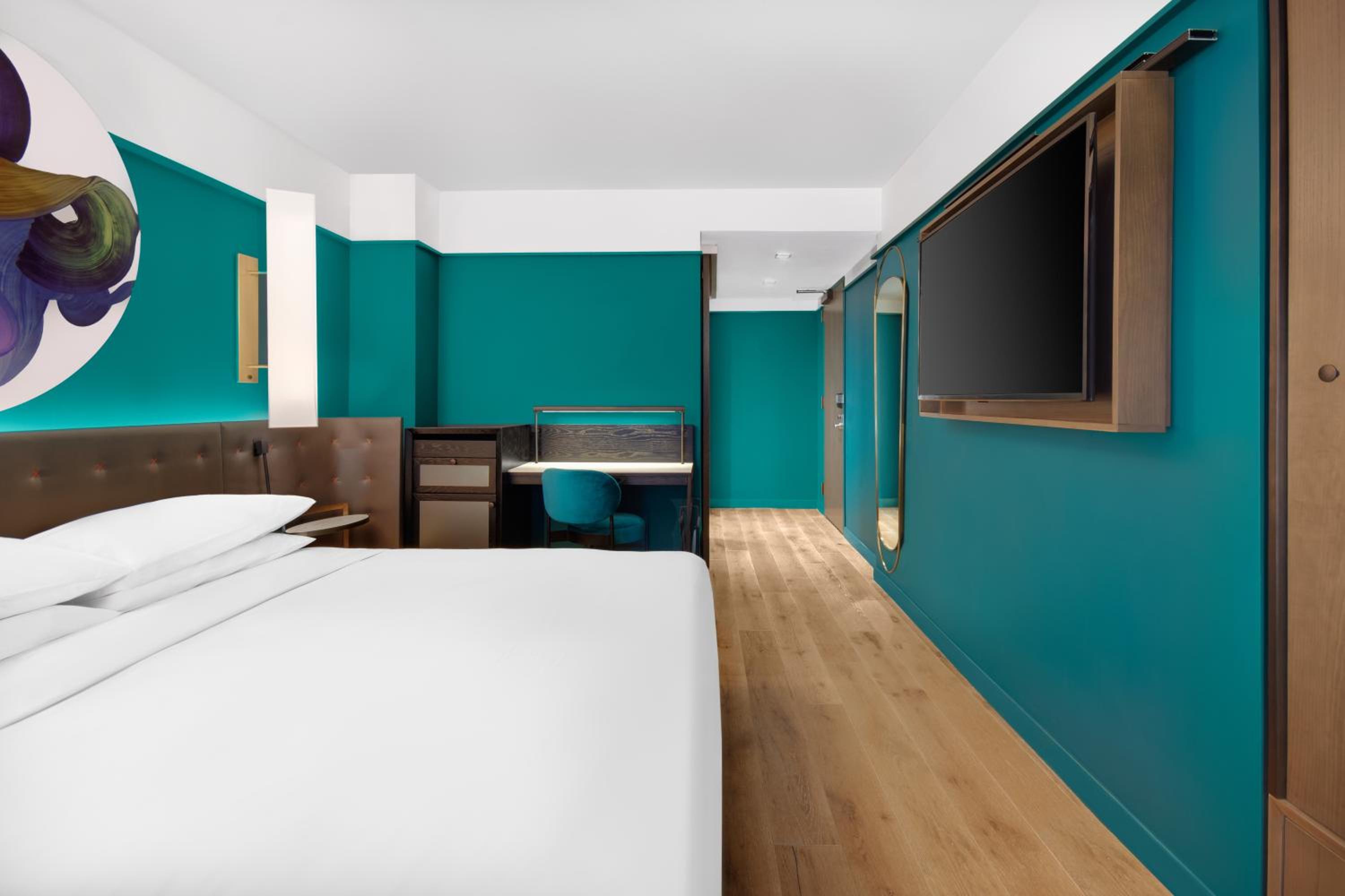 King Room with City View thumbnail 6