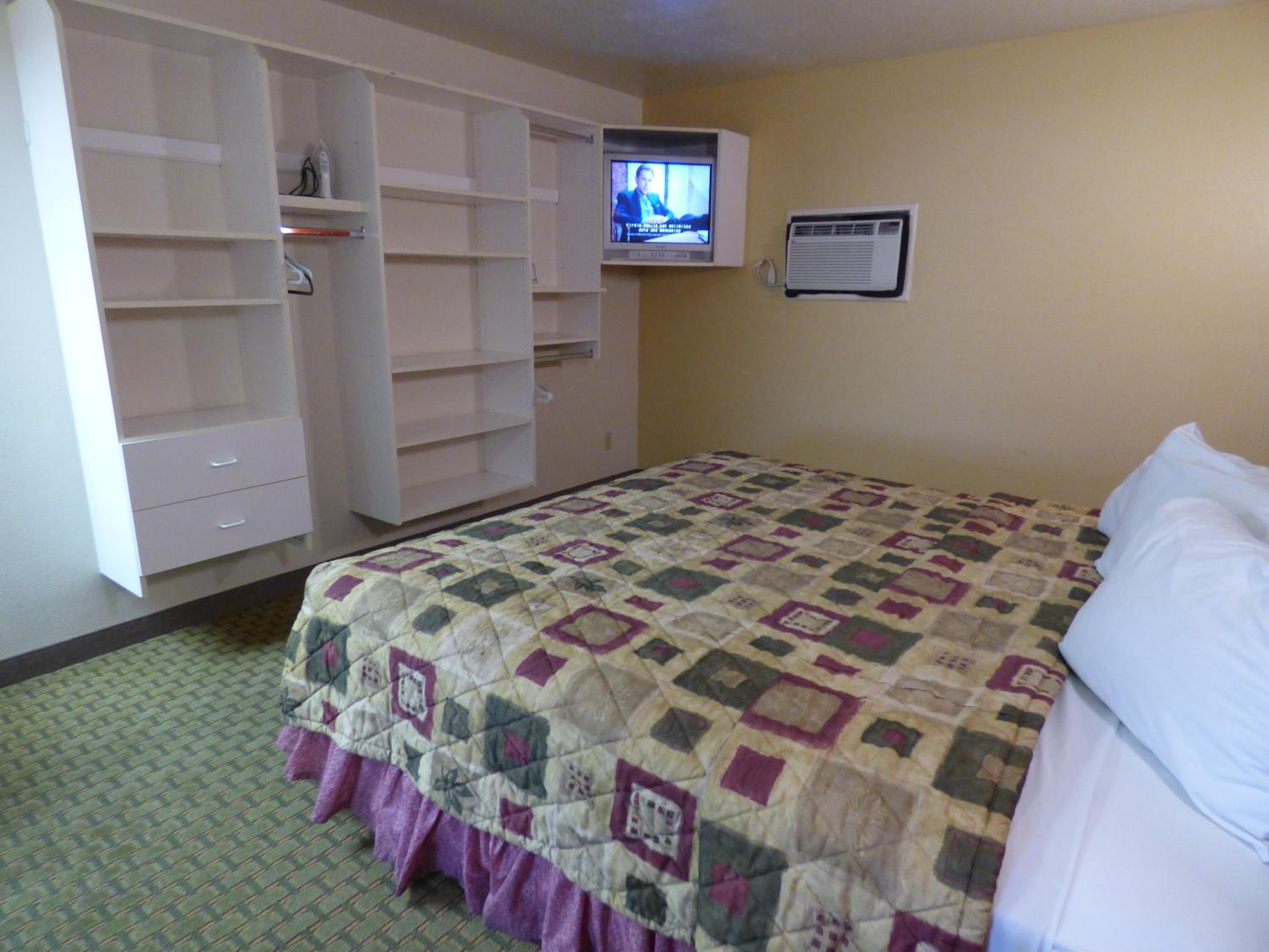 King Room - Non-Smoking - Photo 2