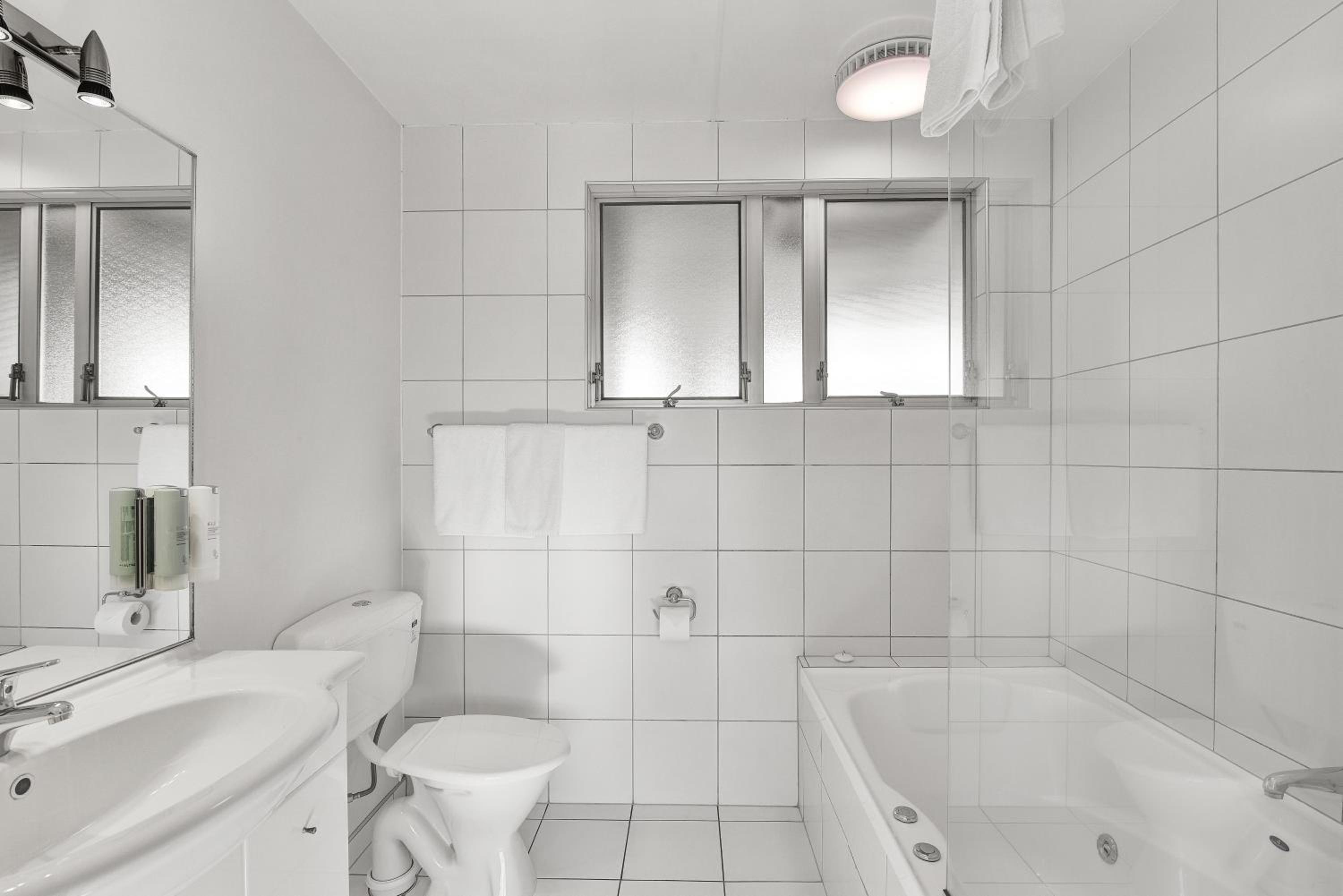Studio with Spa Bath - Photo 4
