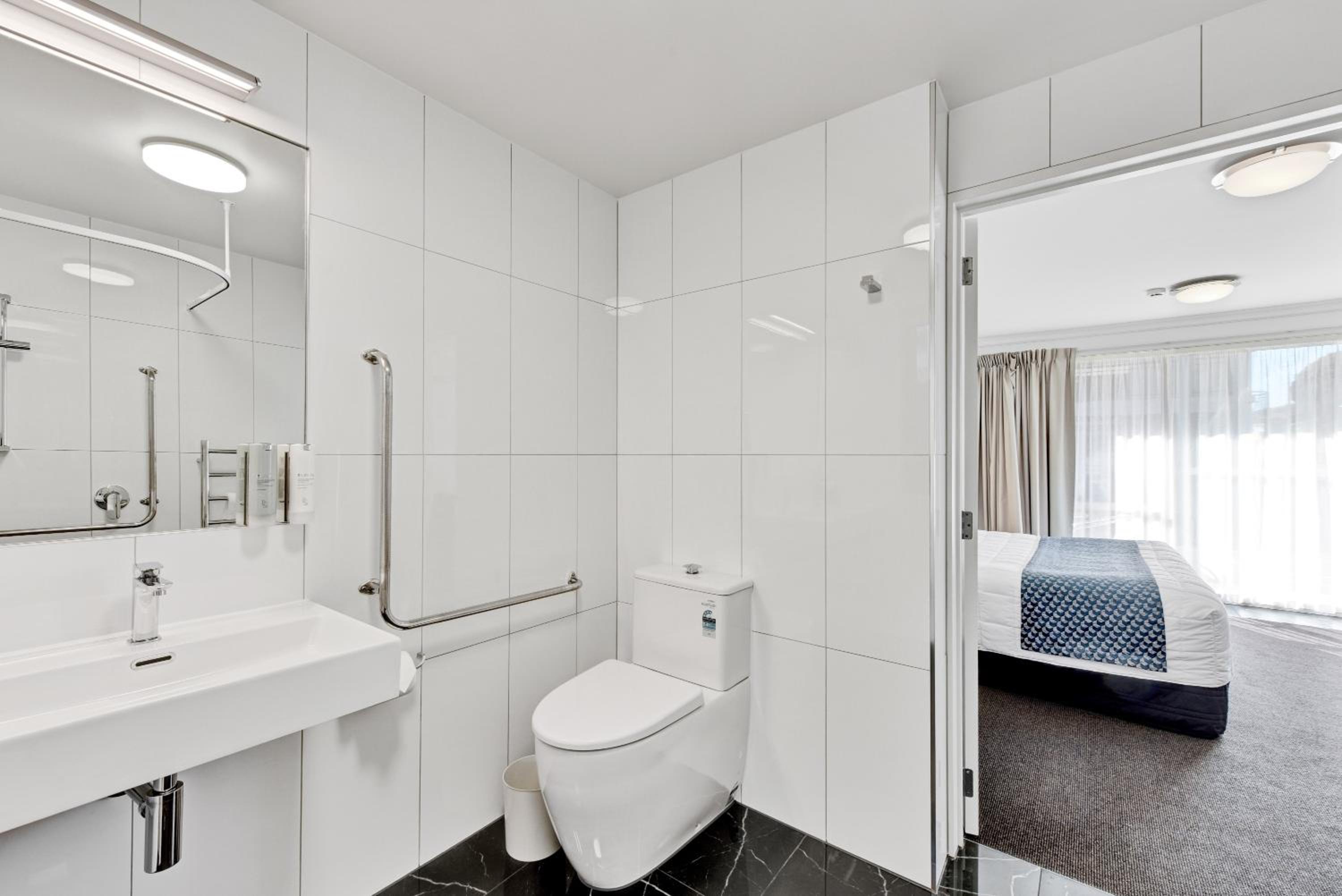 Superior King Accessible Room - Photo 6