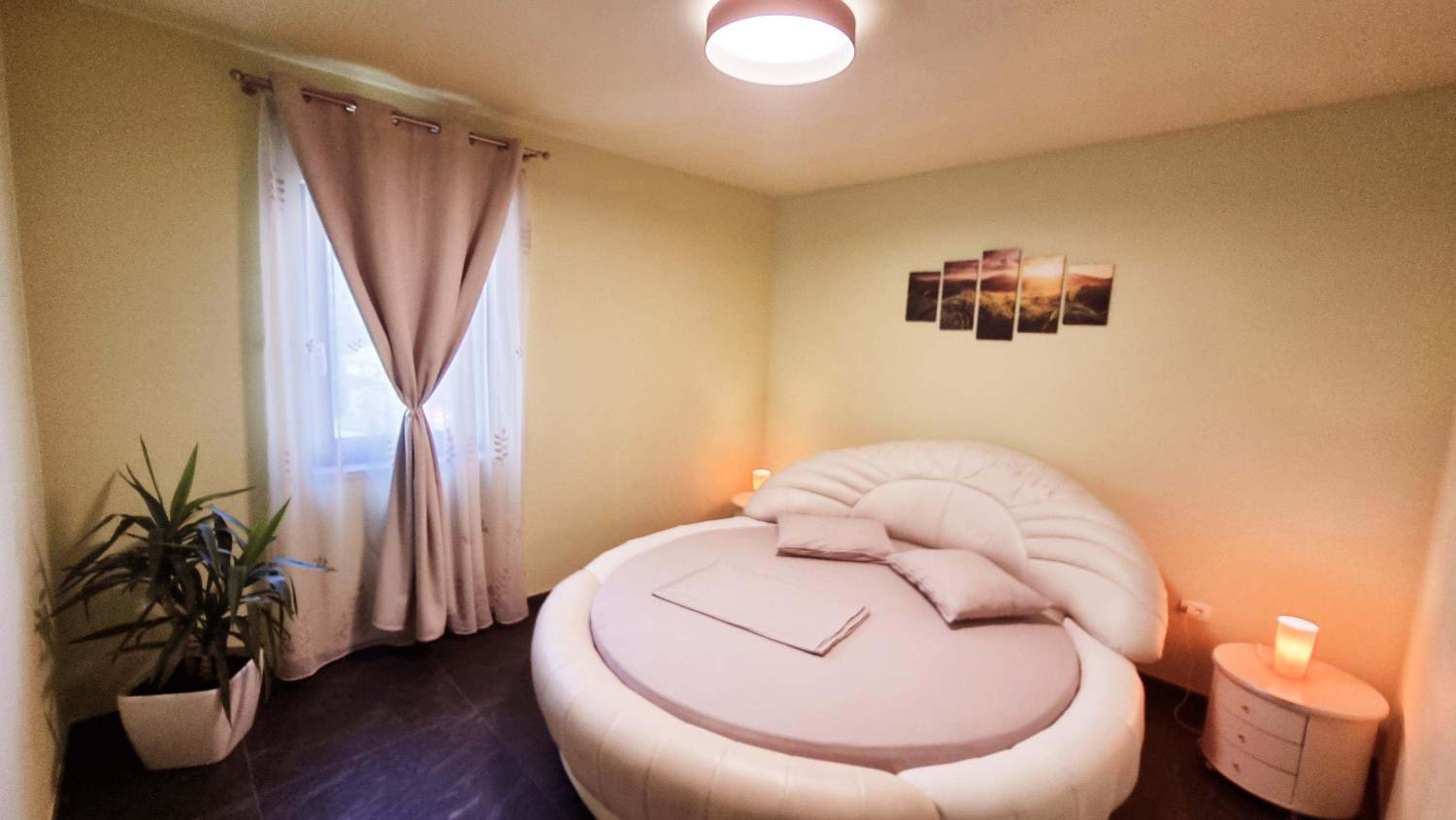 One-Bedroom Apartment - Photo 2