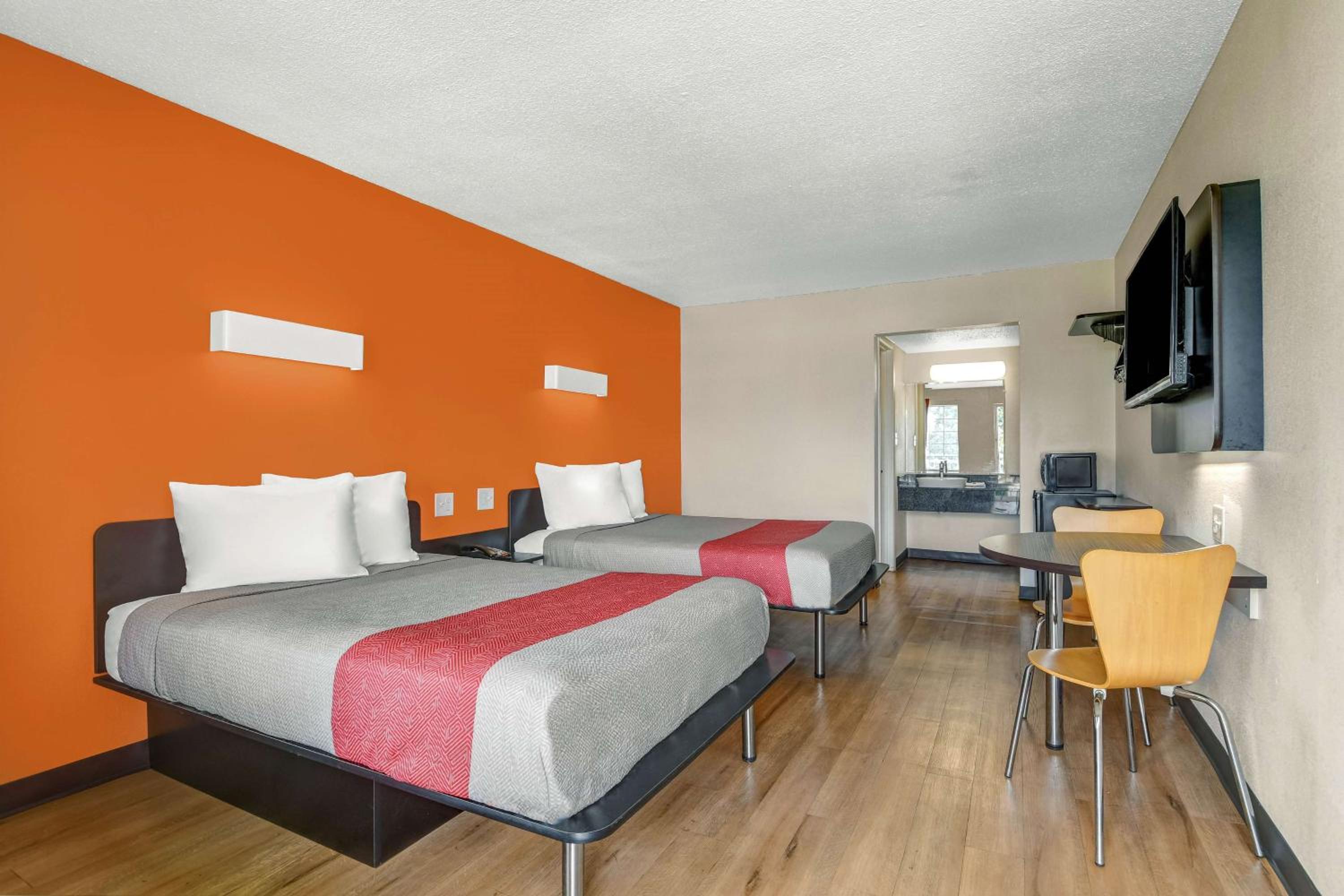 Motel 6-Calhoun, GA
