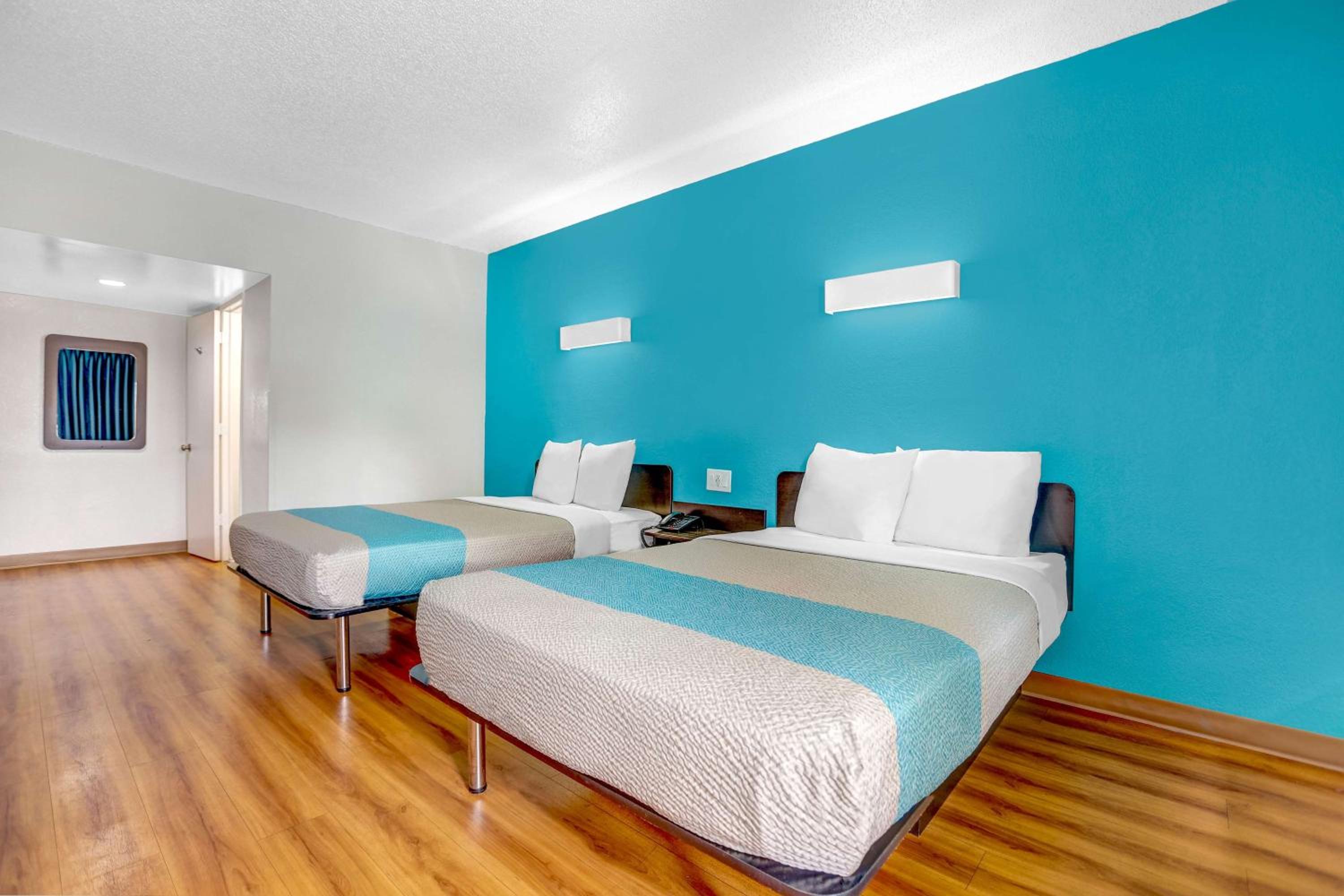 Quadruple Room - Non-Smoking - Photo 4