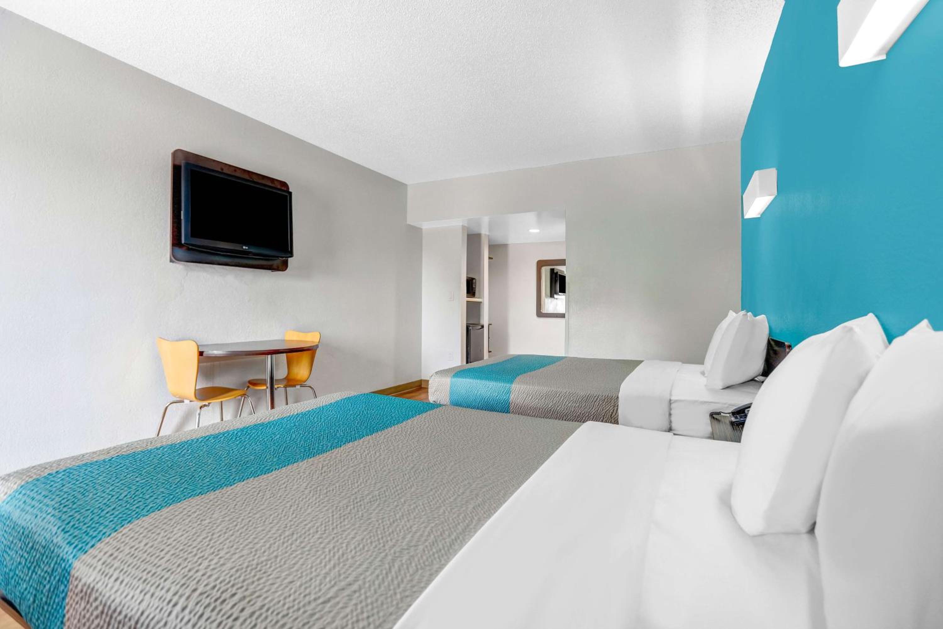 Quadruple Room - Non-Smoking - Photo 5