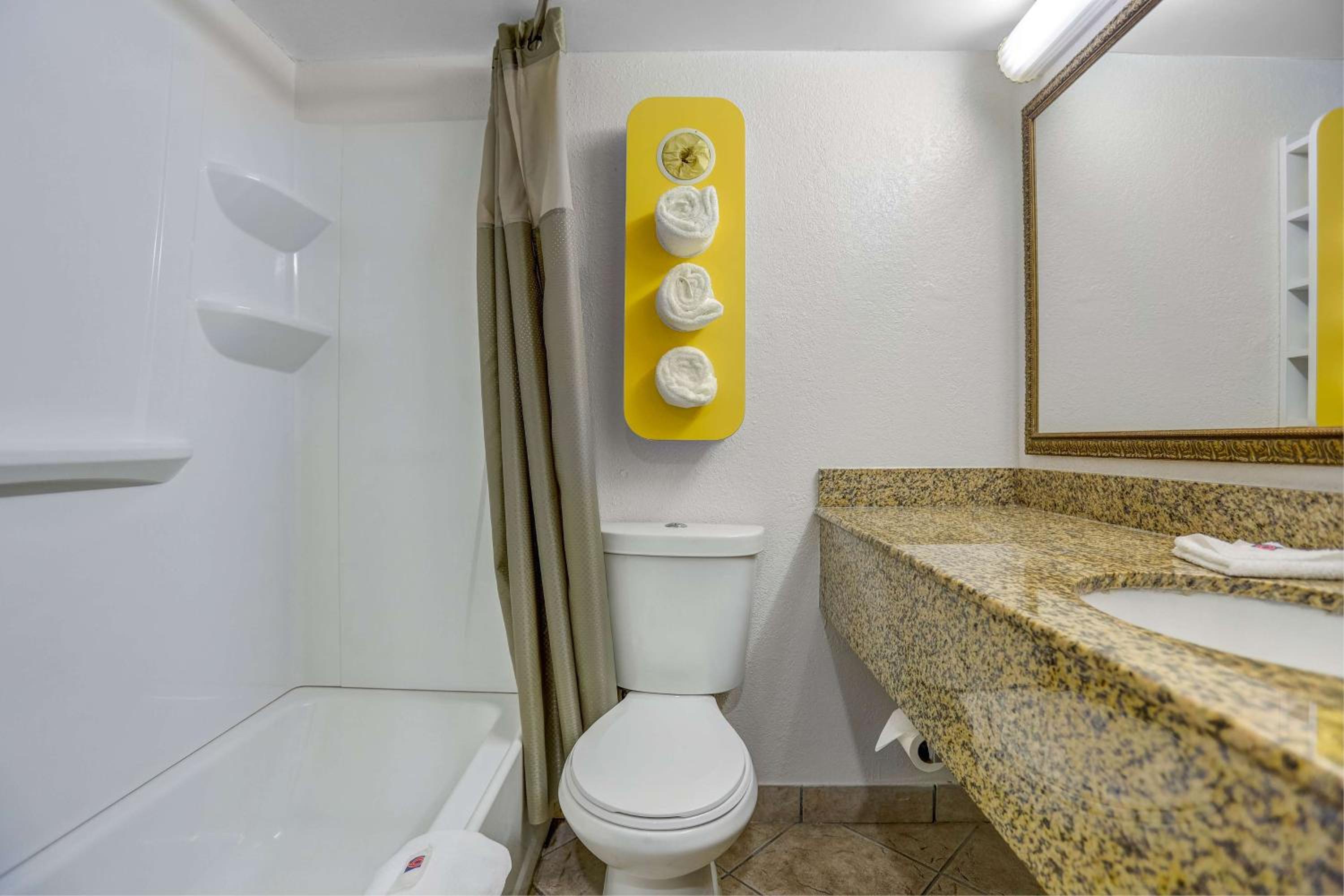 Quadruple Room - Non-Smoking - Photo 9