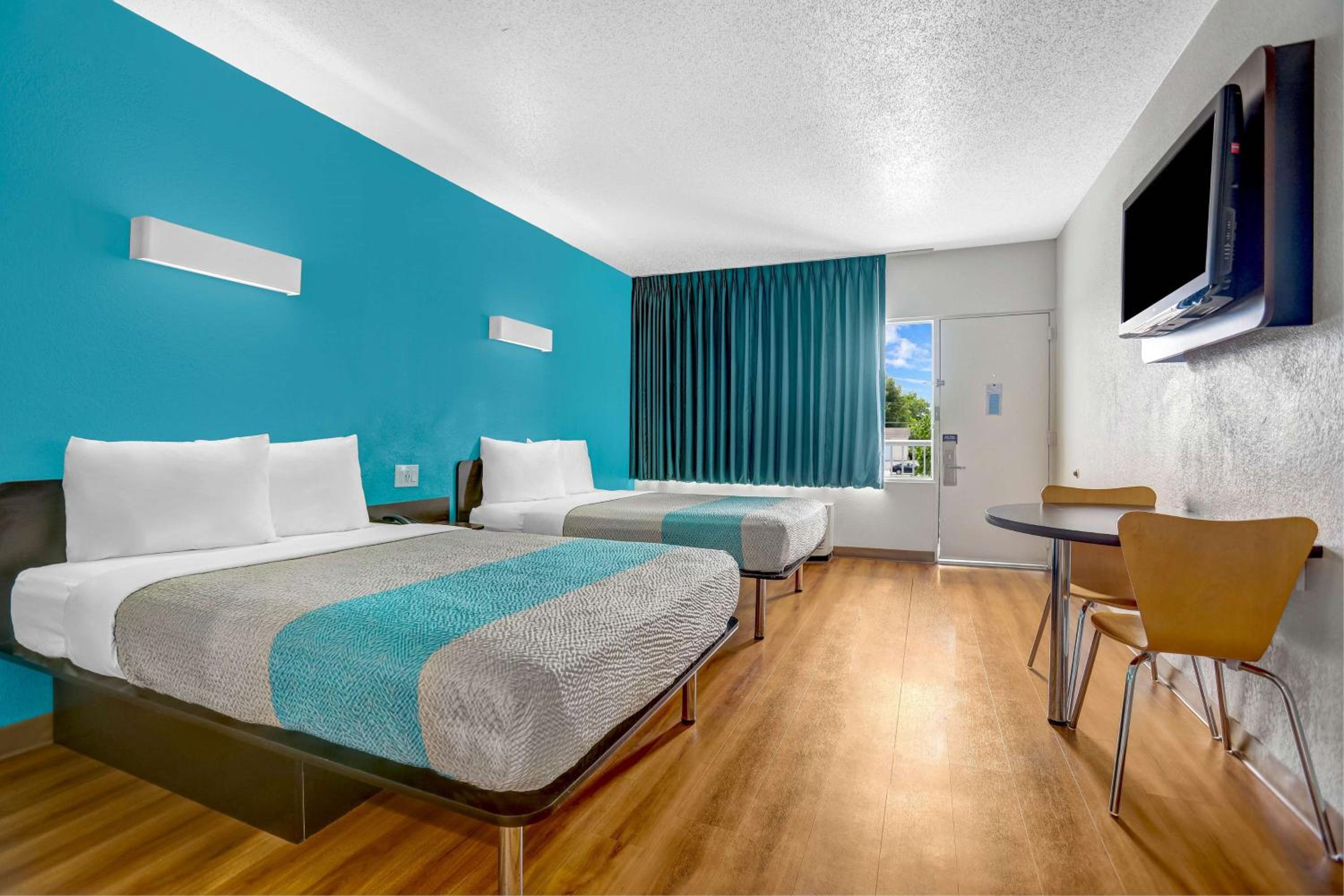 Quadruple Room - Non-Smoking - Photo 3