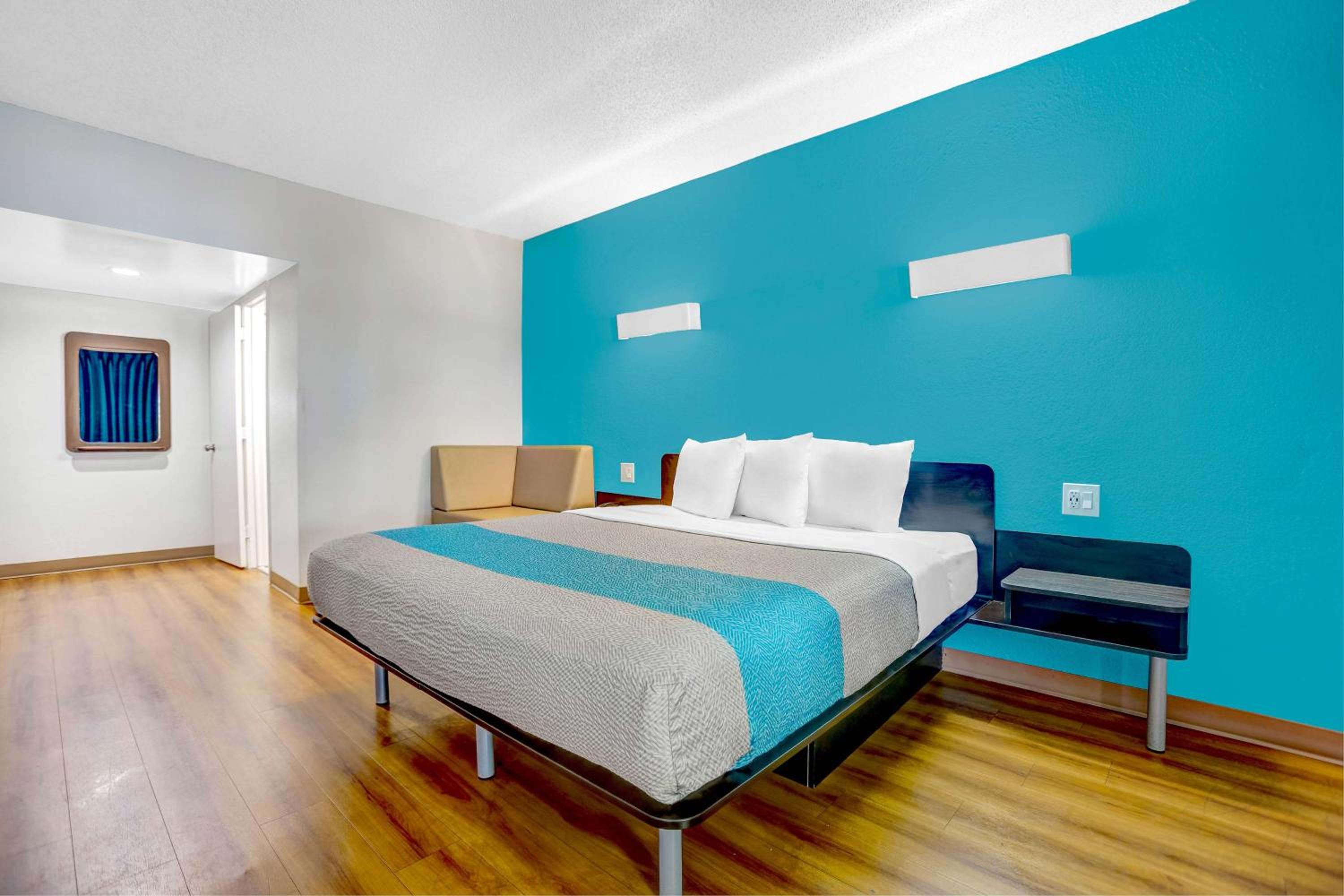 King Room - Non-Smoking - Photo 5