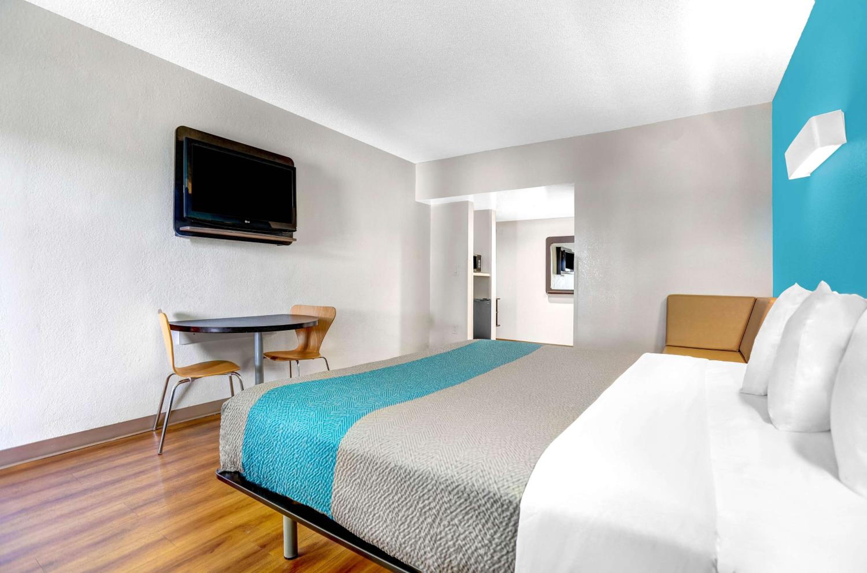 King Room - Non-Smoking - Photo 3