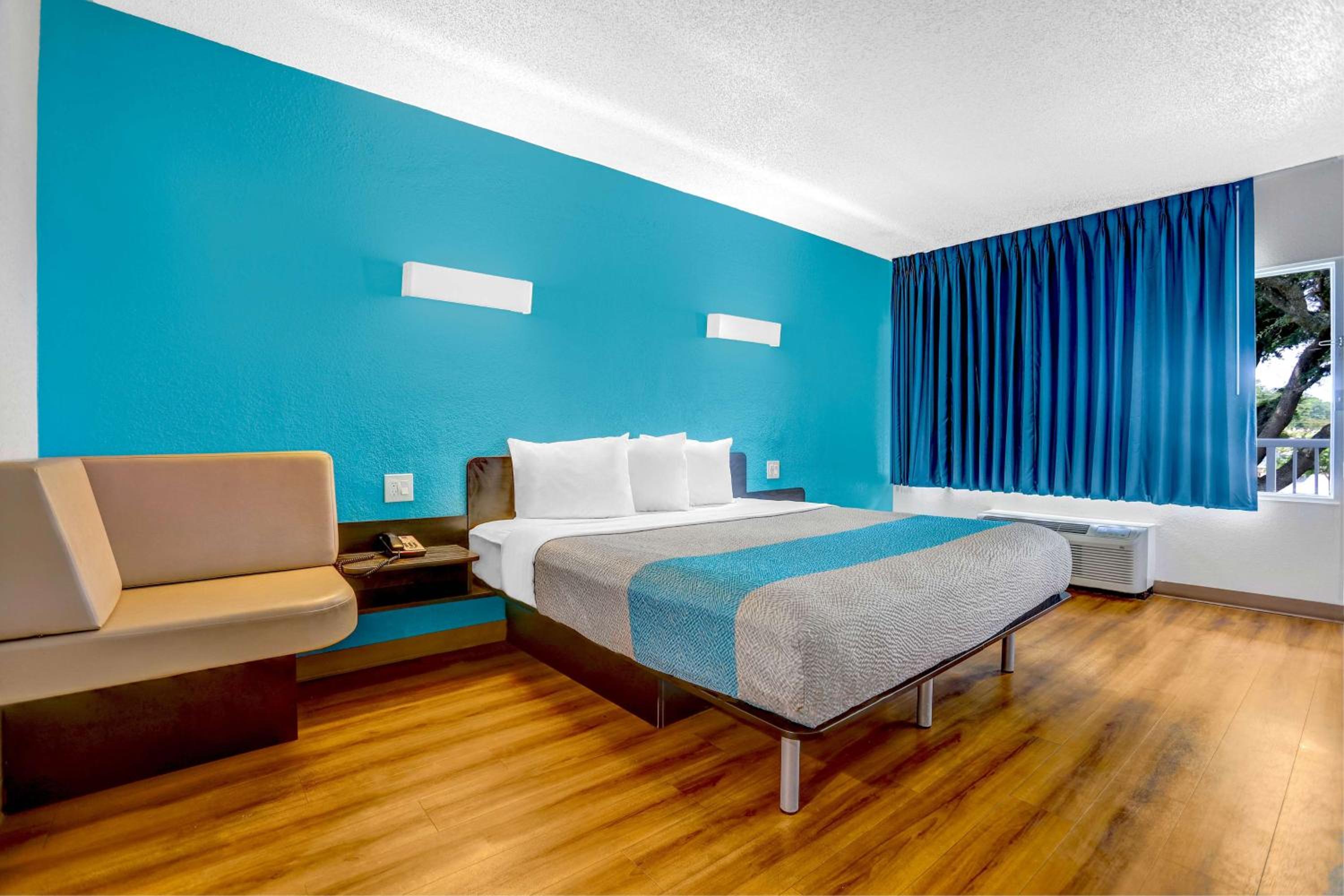 King Room - Non-Smoking - Photo 6
