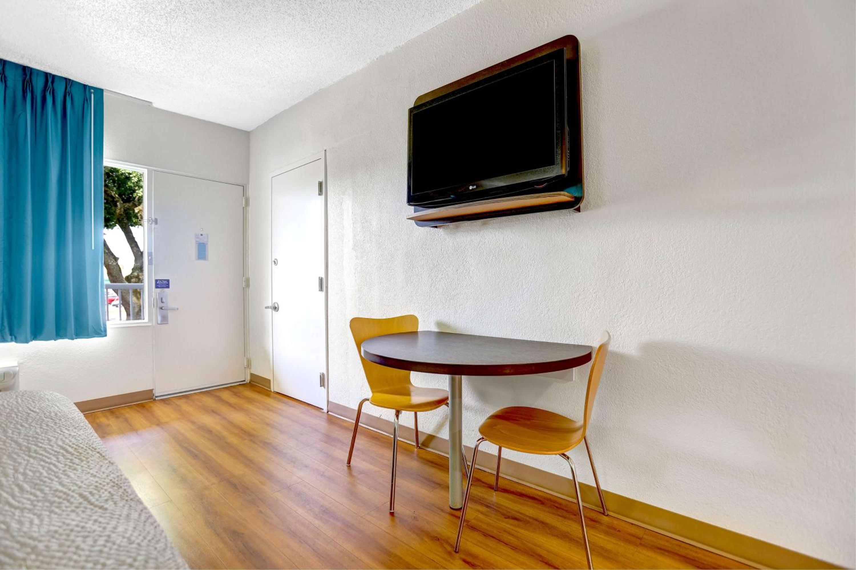 King Room - Non-Smoking - Photo 4