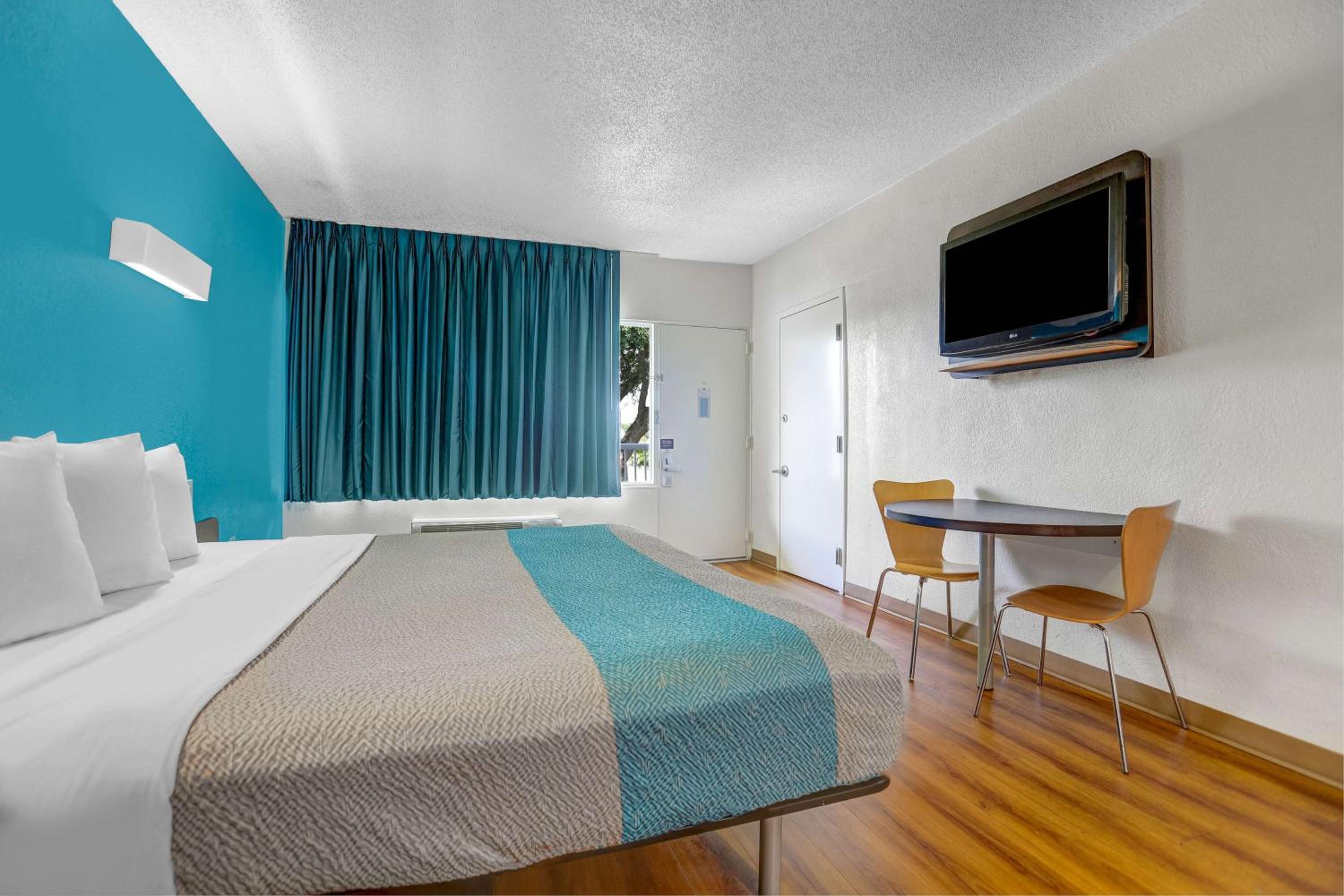 King Room - Non-Smoking - Photo 2
