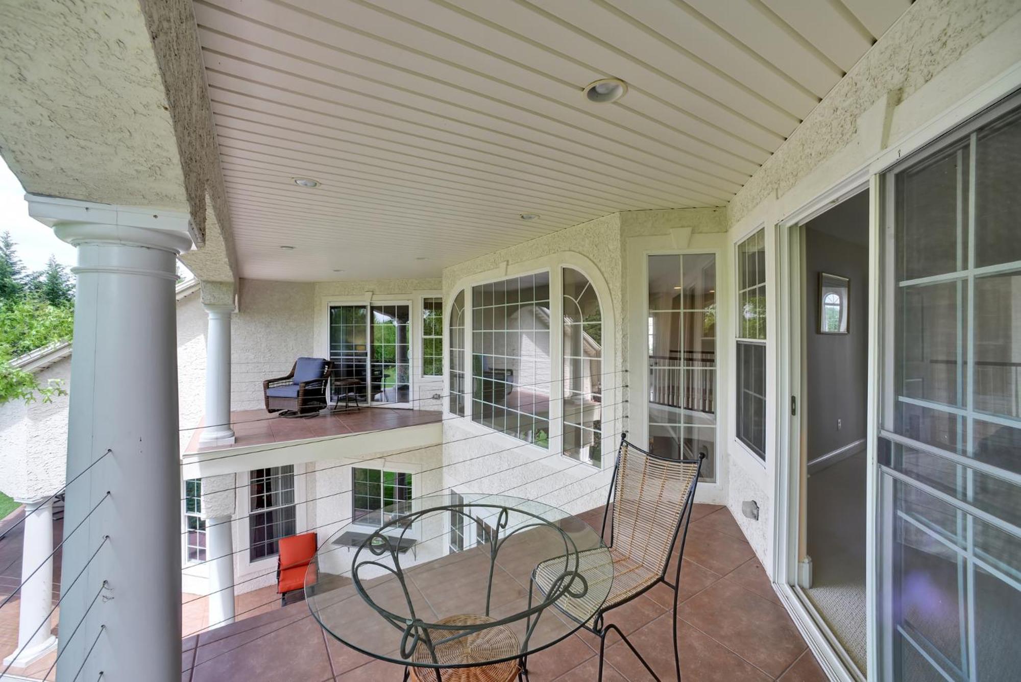 King Room with Balcony - Photo 4