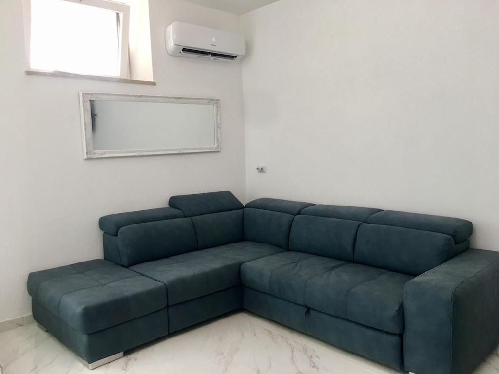 One-Bedroom House - Photo 2