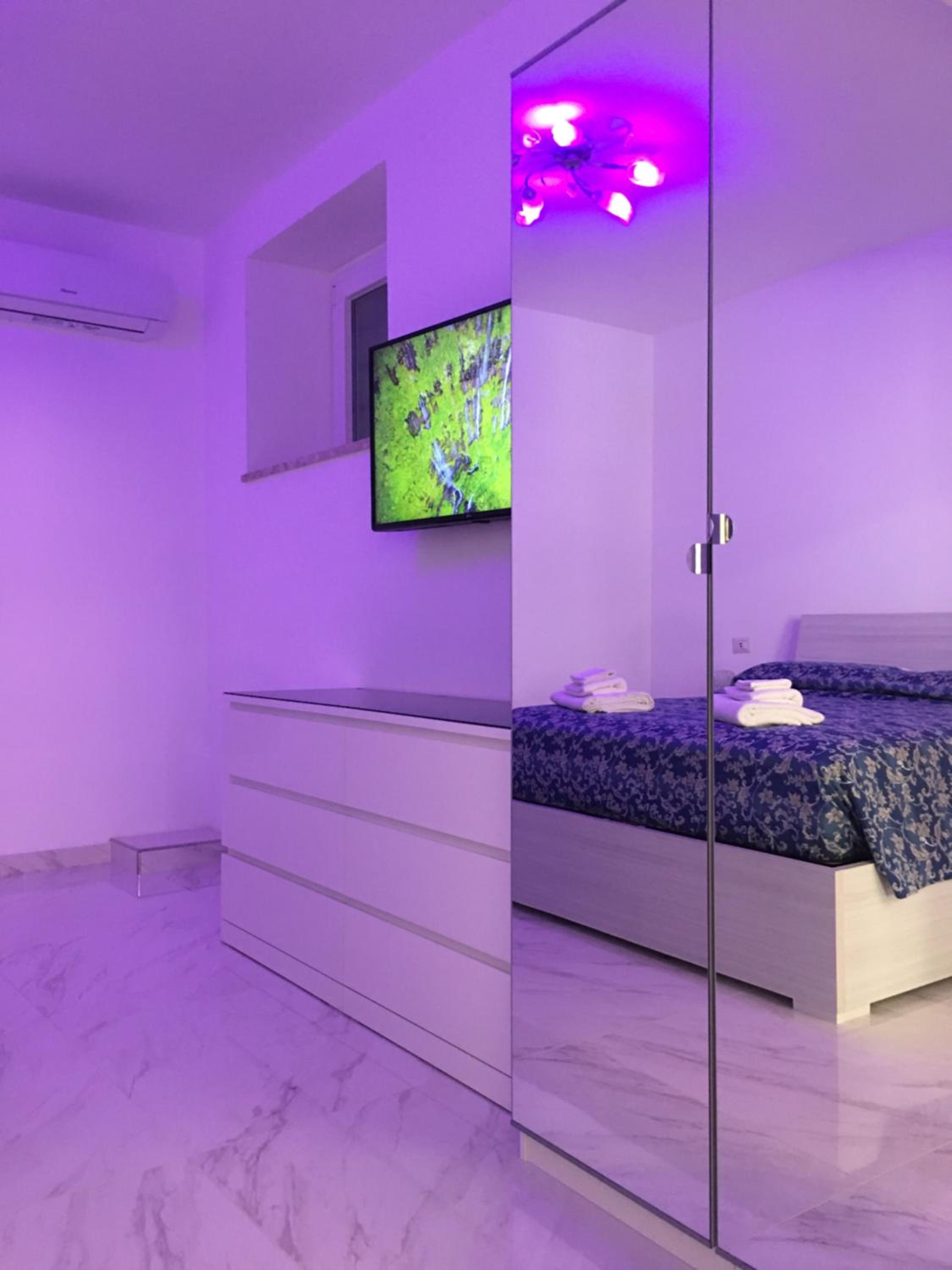 One-Bedroom House - Photo 31