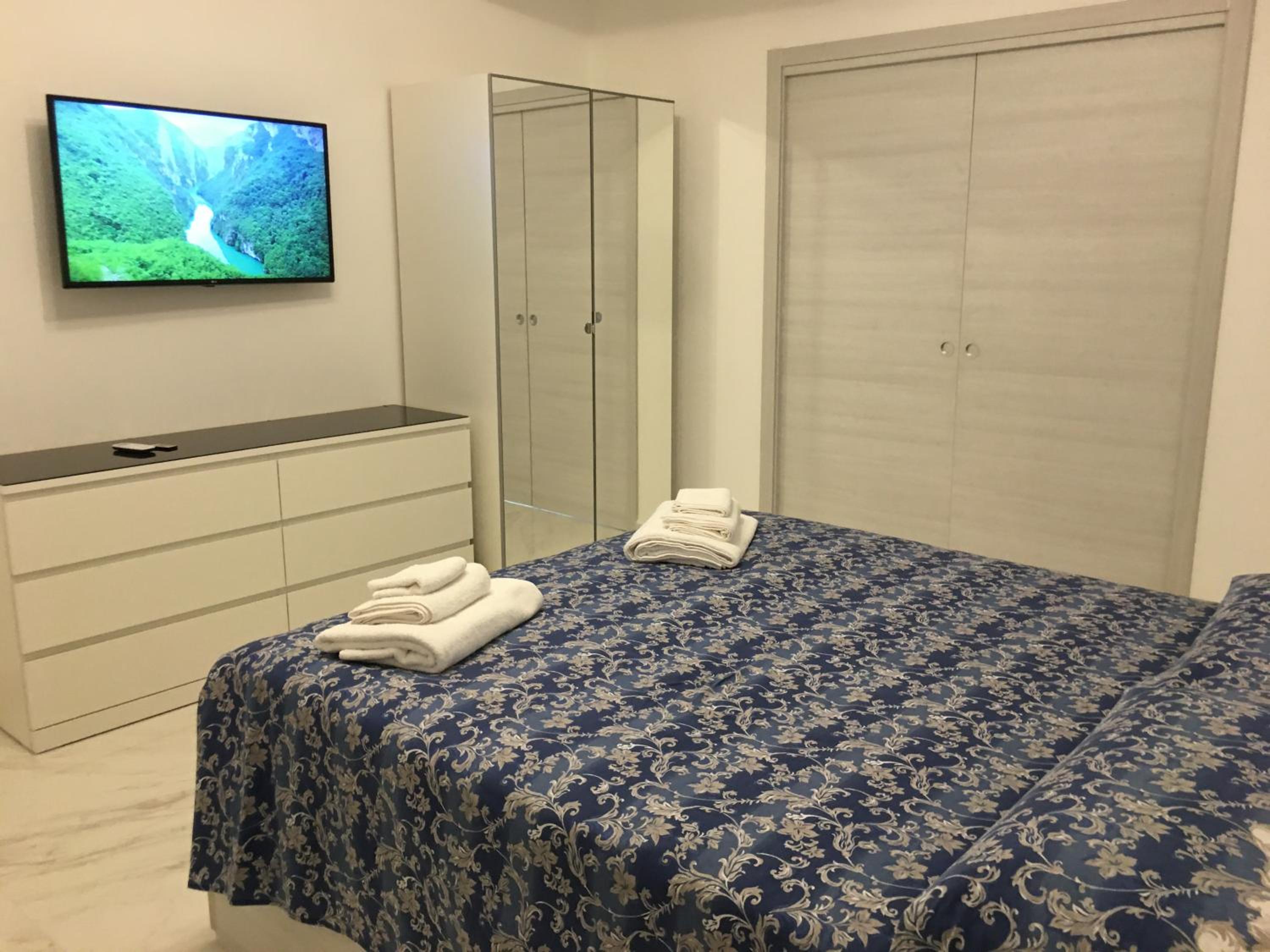 One-Bedroom House - Photo 34
