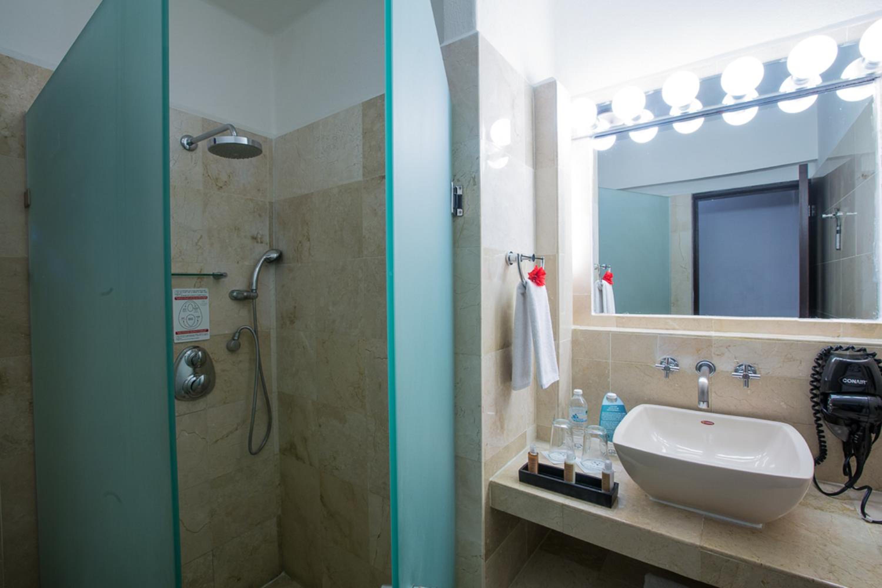 Double Room with Balcony - Photo 8