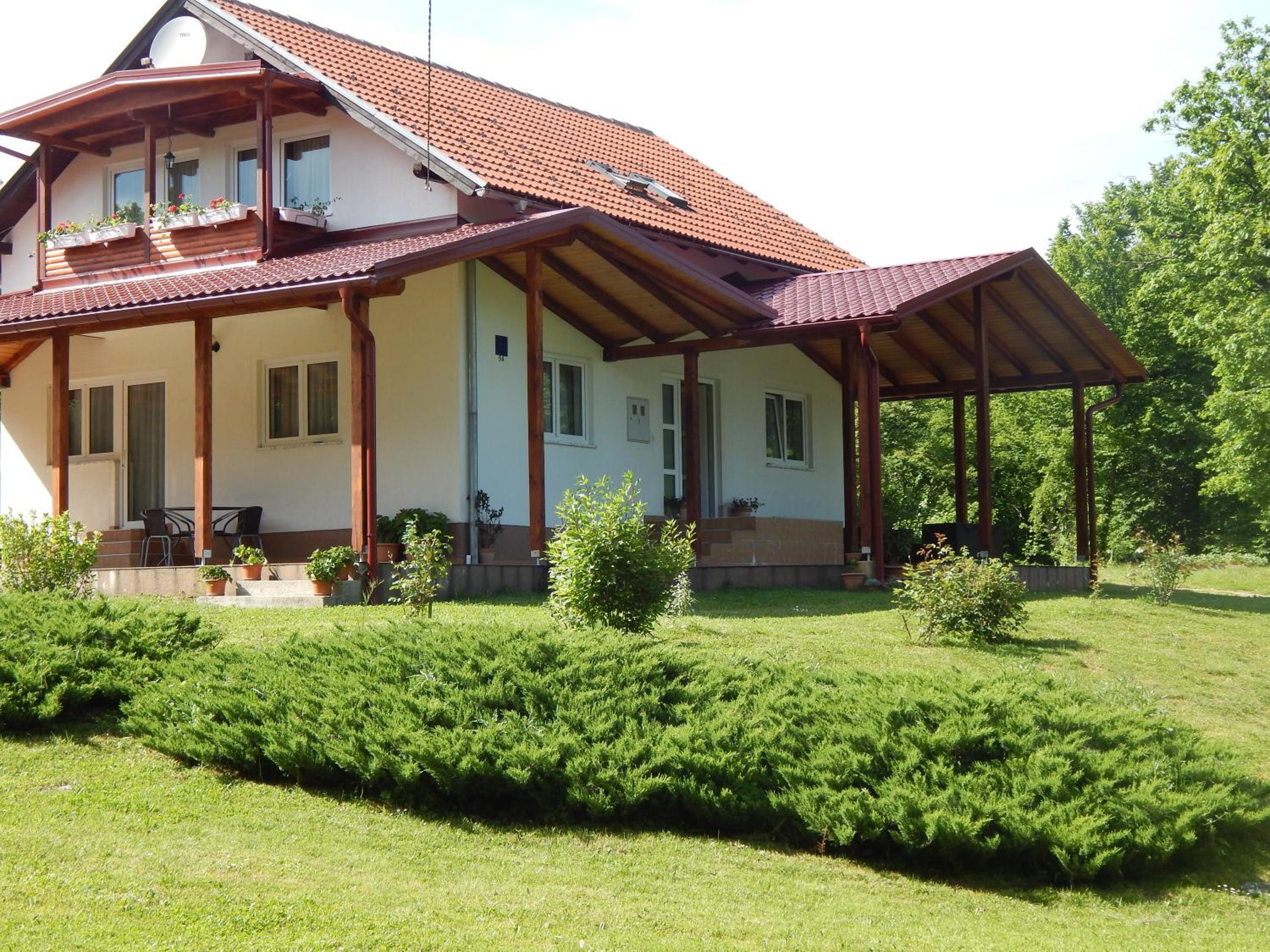 Five-Bedroom House - Photo 1