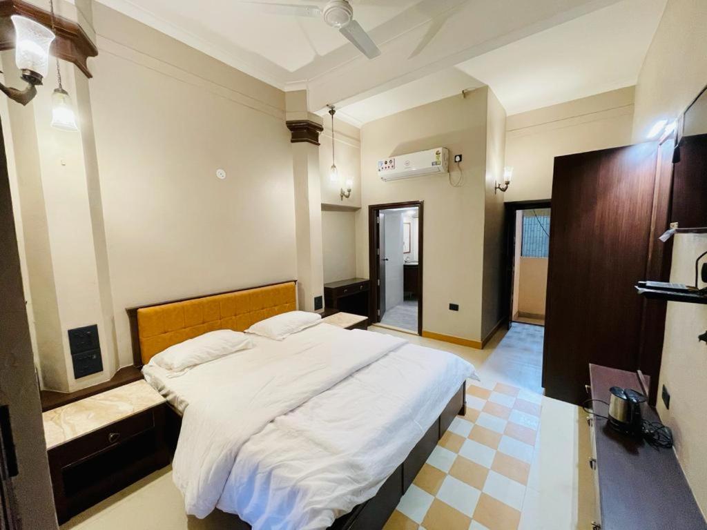 King Room with Balcony - Photo 1