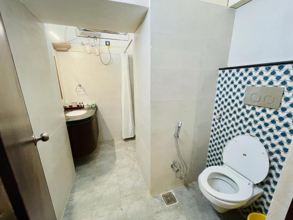 King Room with Balcony - Photo 3