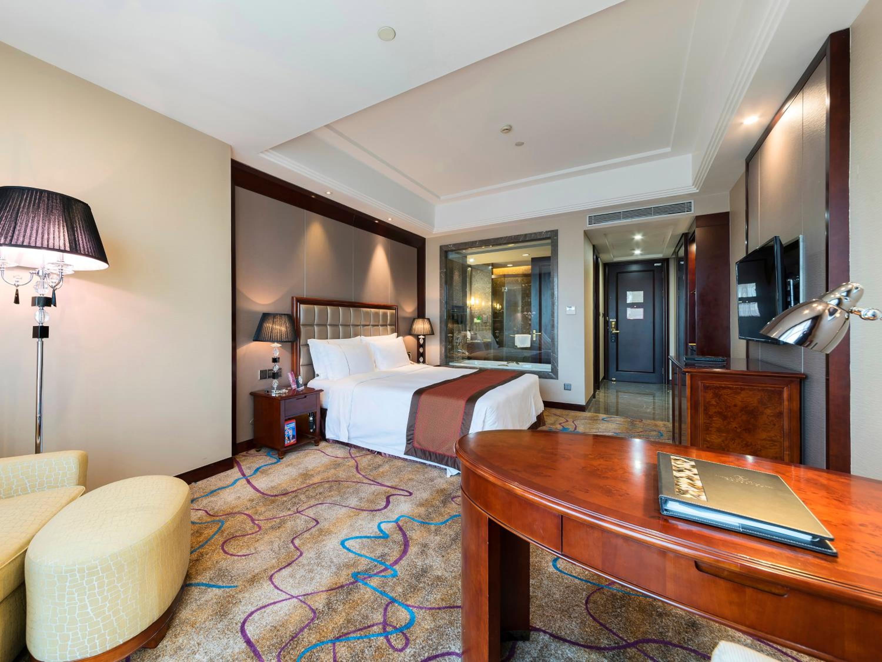 Deluxe Queen Room