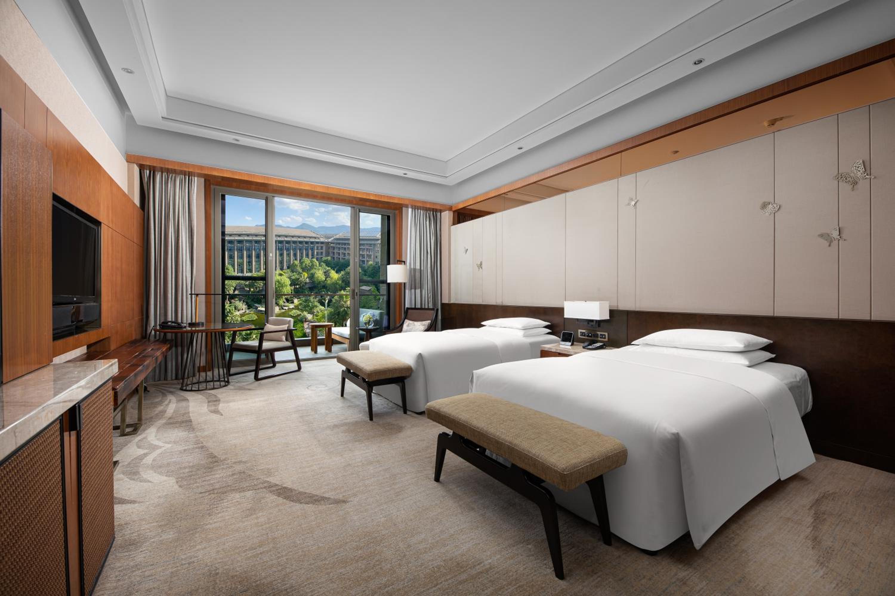 Deluxe Twin Room thumbnail 6