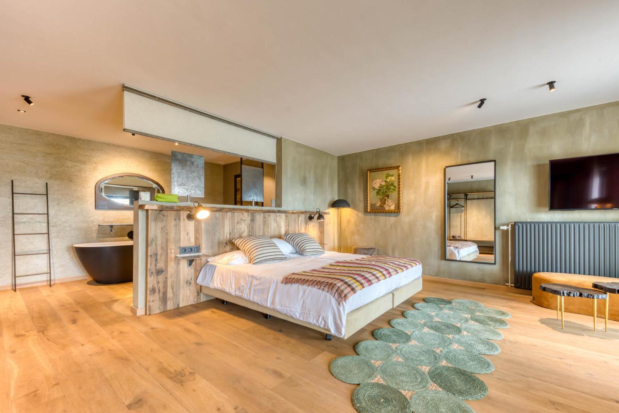 Six-Bedroom House photo 1