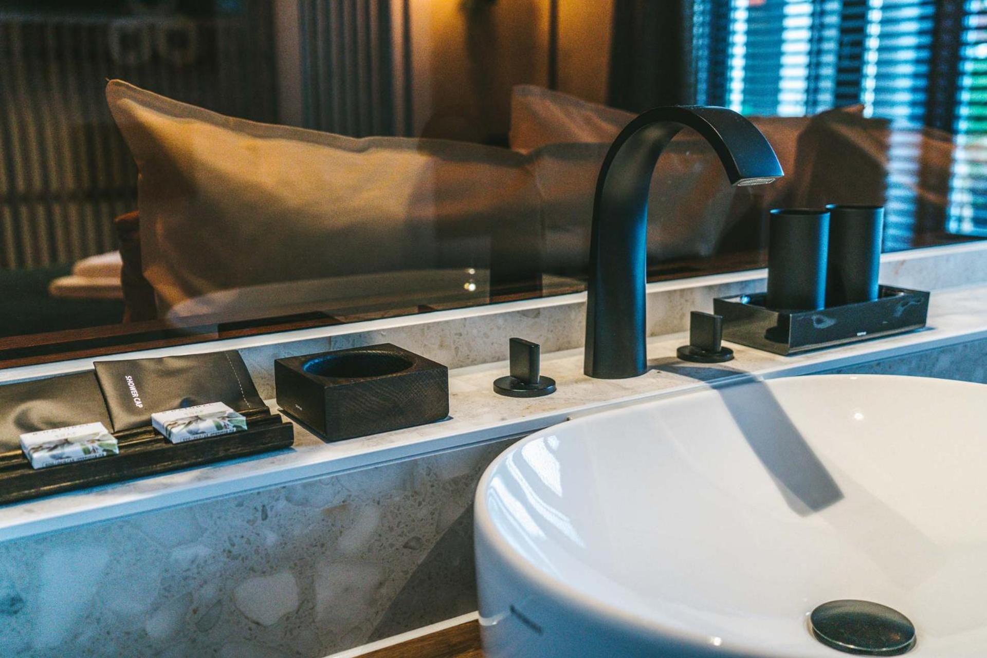 Deluxe Double Room with Bath - Photo 4