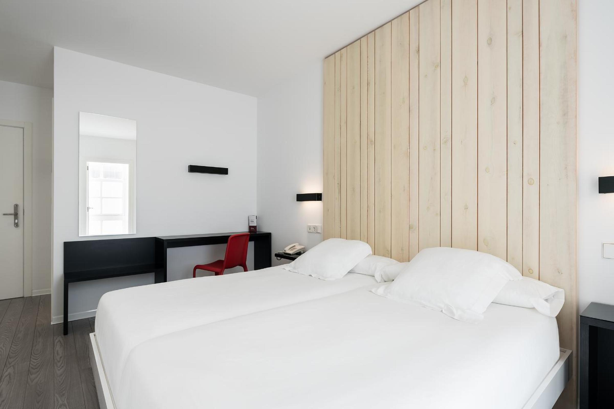 Twin Room - Photo 2